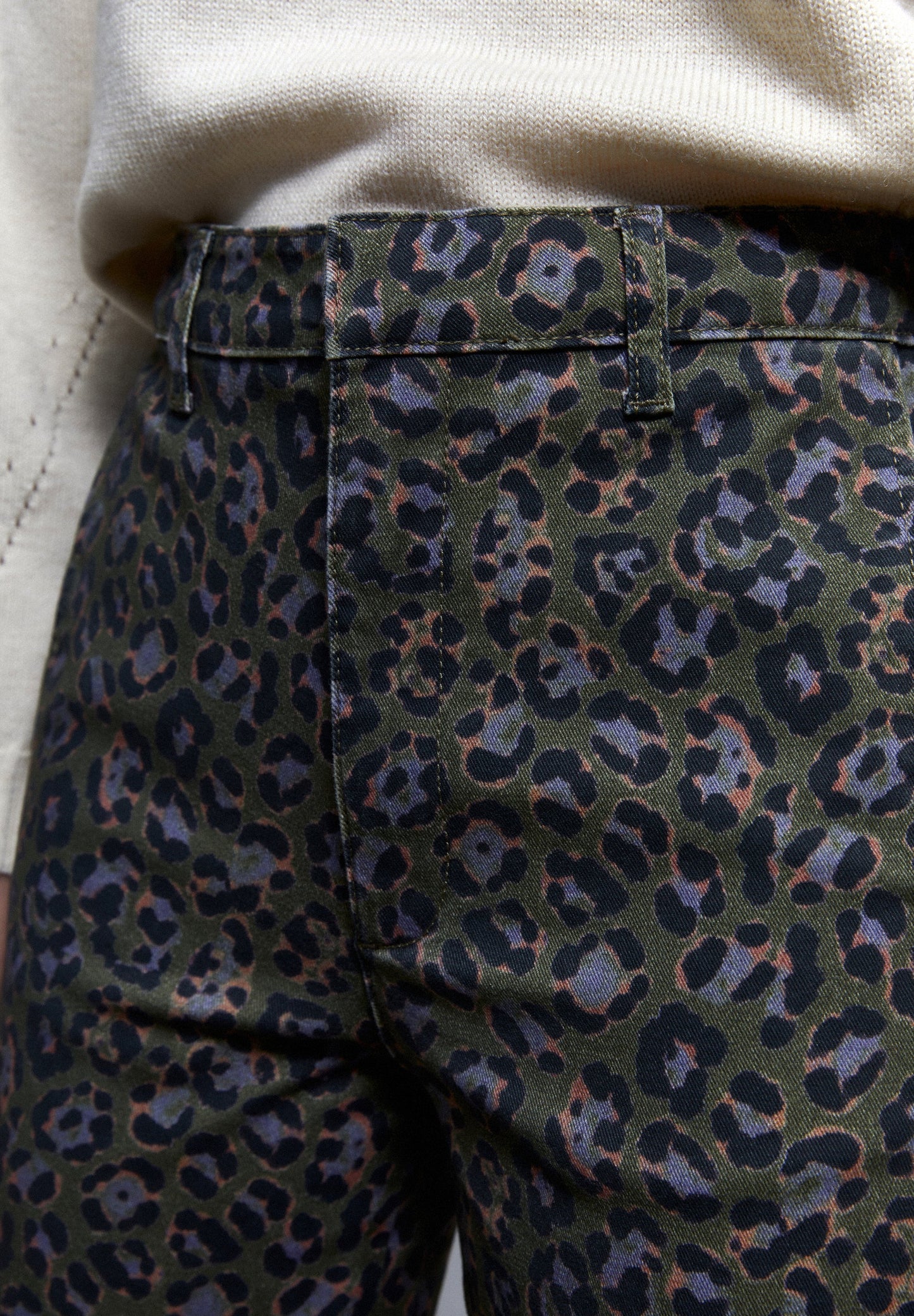 PANTALÓN CHINO ANIMAL PRINT