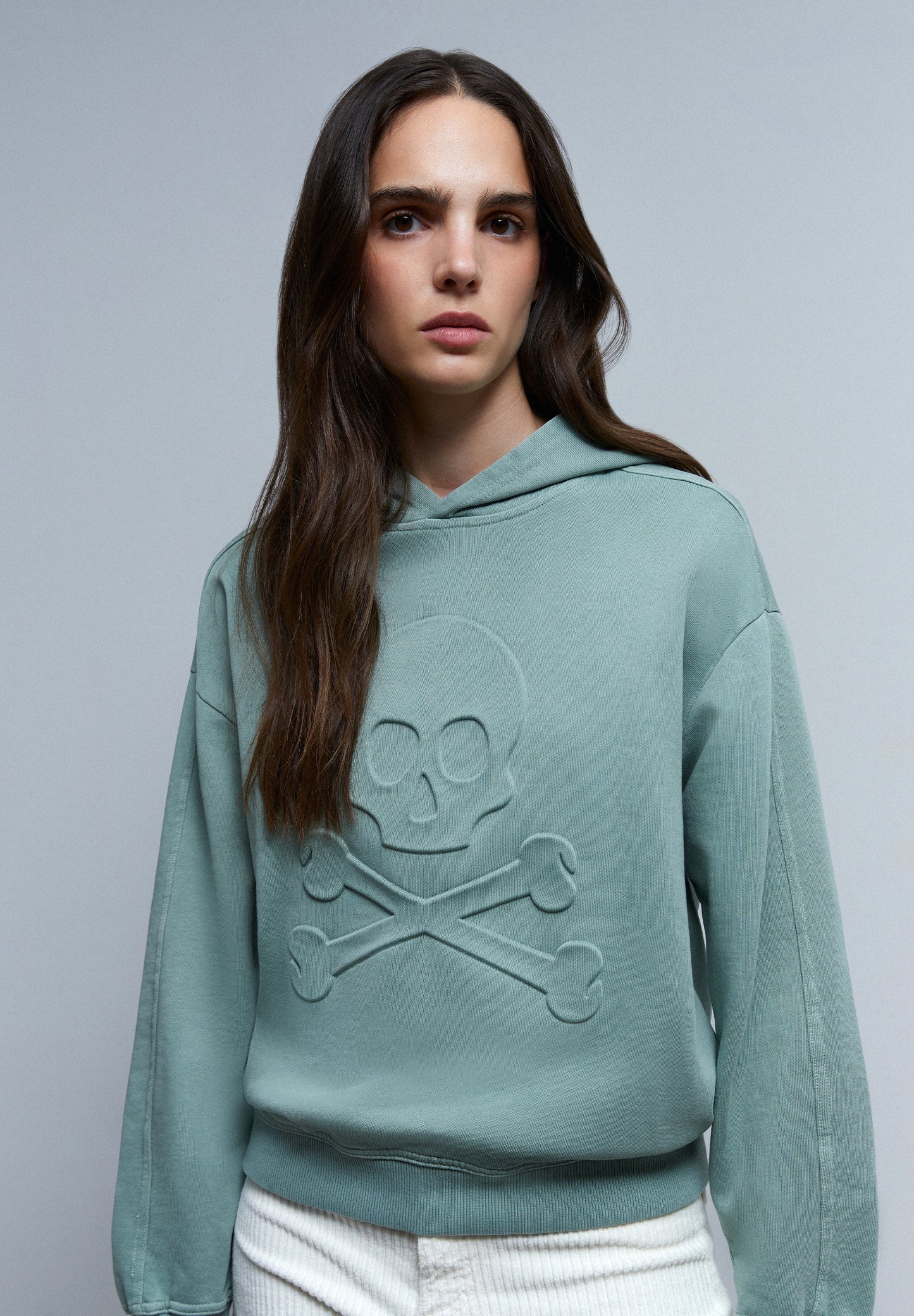 SUDADERA CALAVERA RELIEVE FRONTAL