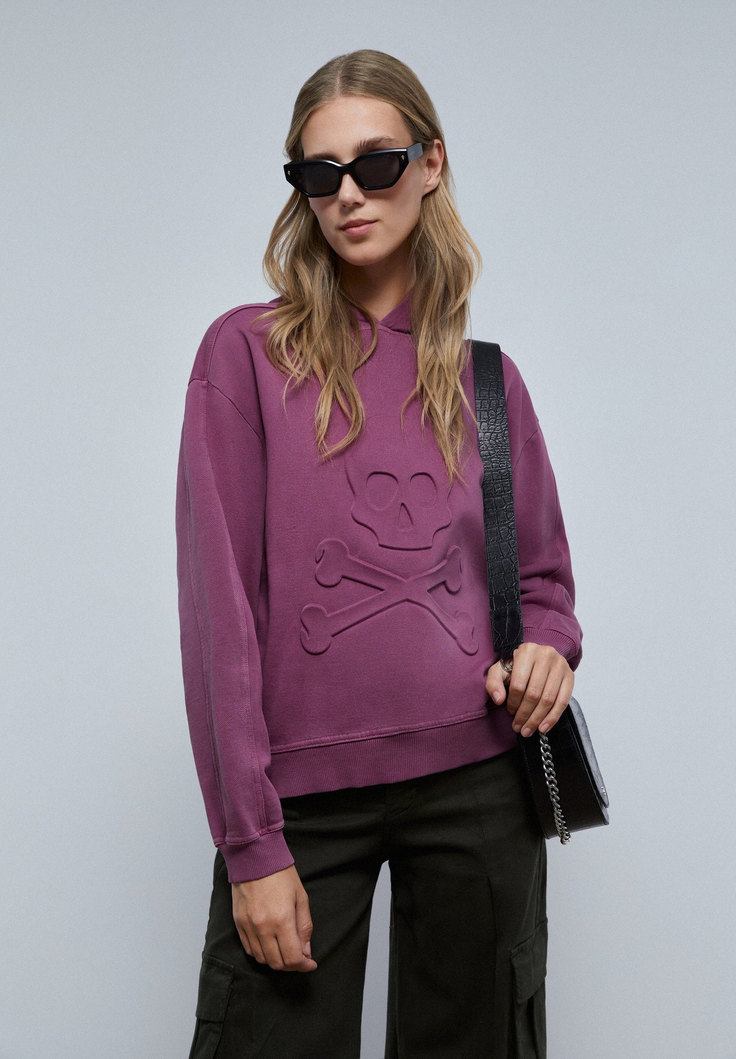 SUDADERA CALAVERA RELIEVE FRONTAL