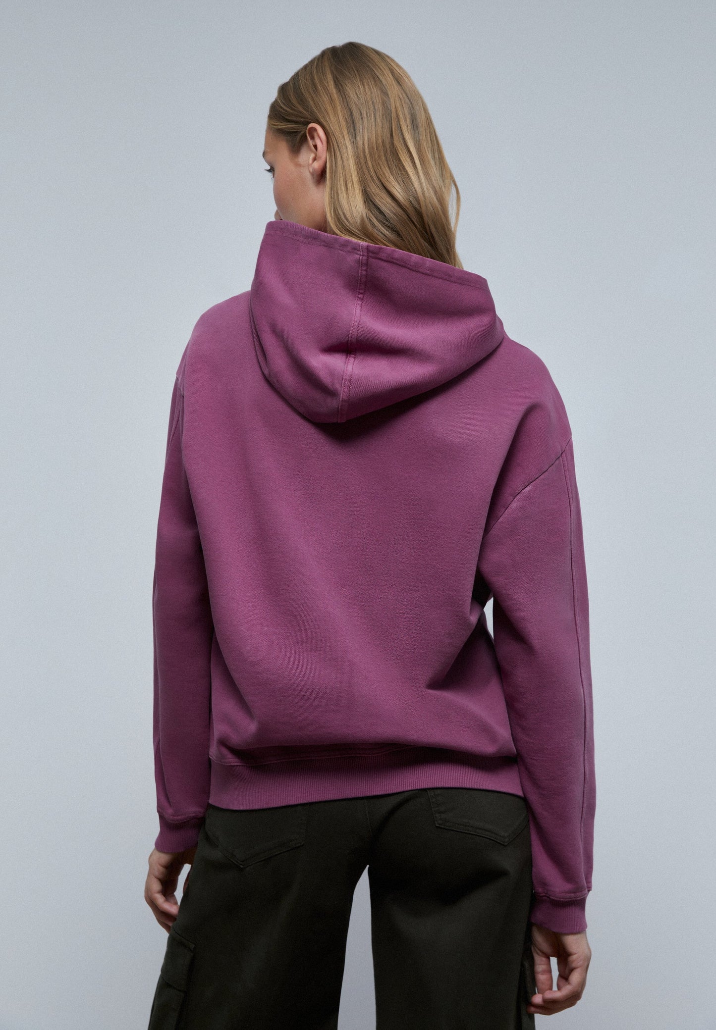 SUDADERA CALAVERA RELIEVE FRONTAL