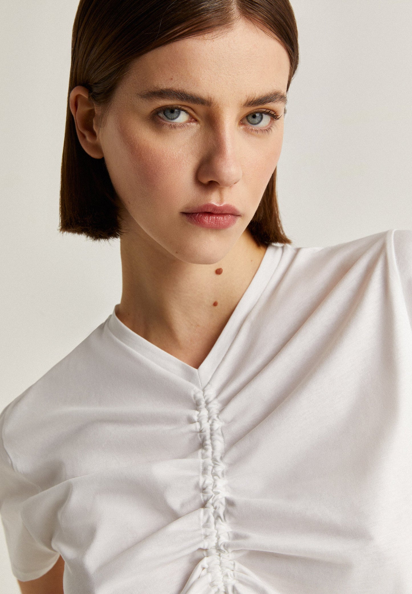 CAMISETA DETALLE FRUNCE FRONTAL