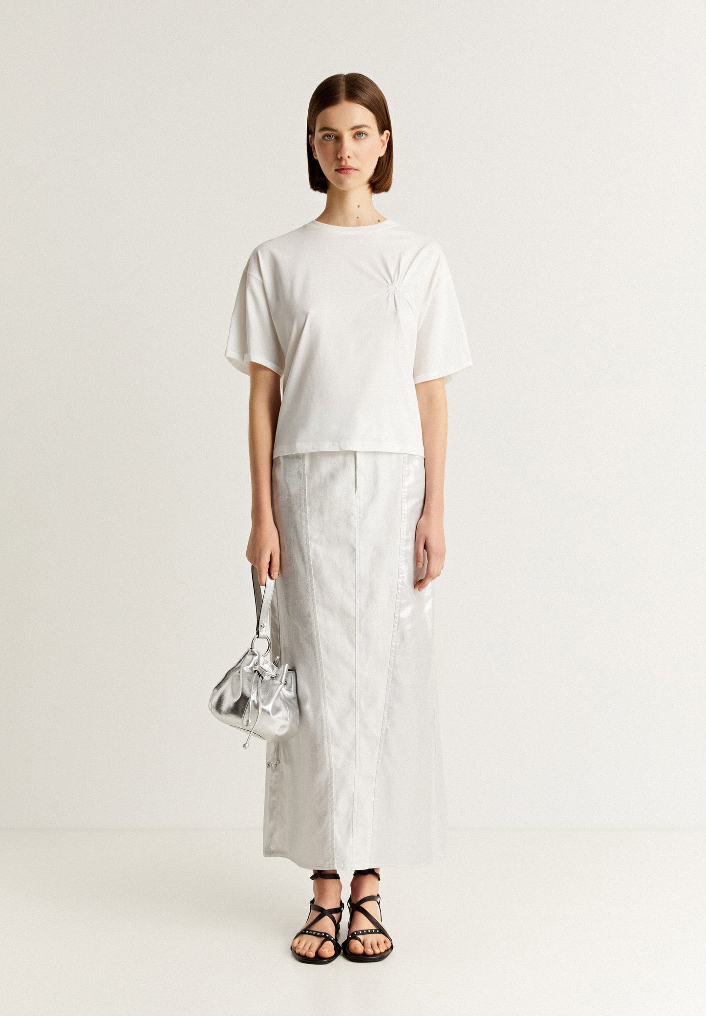 CAMISETA DETALLE FRUNCE LOGO BORDADO