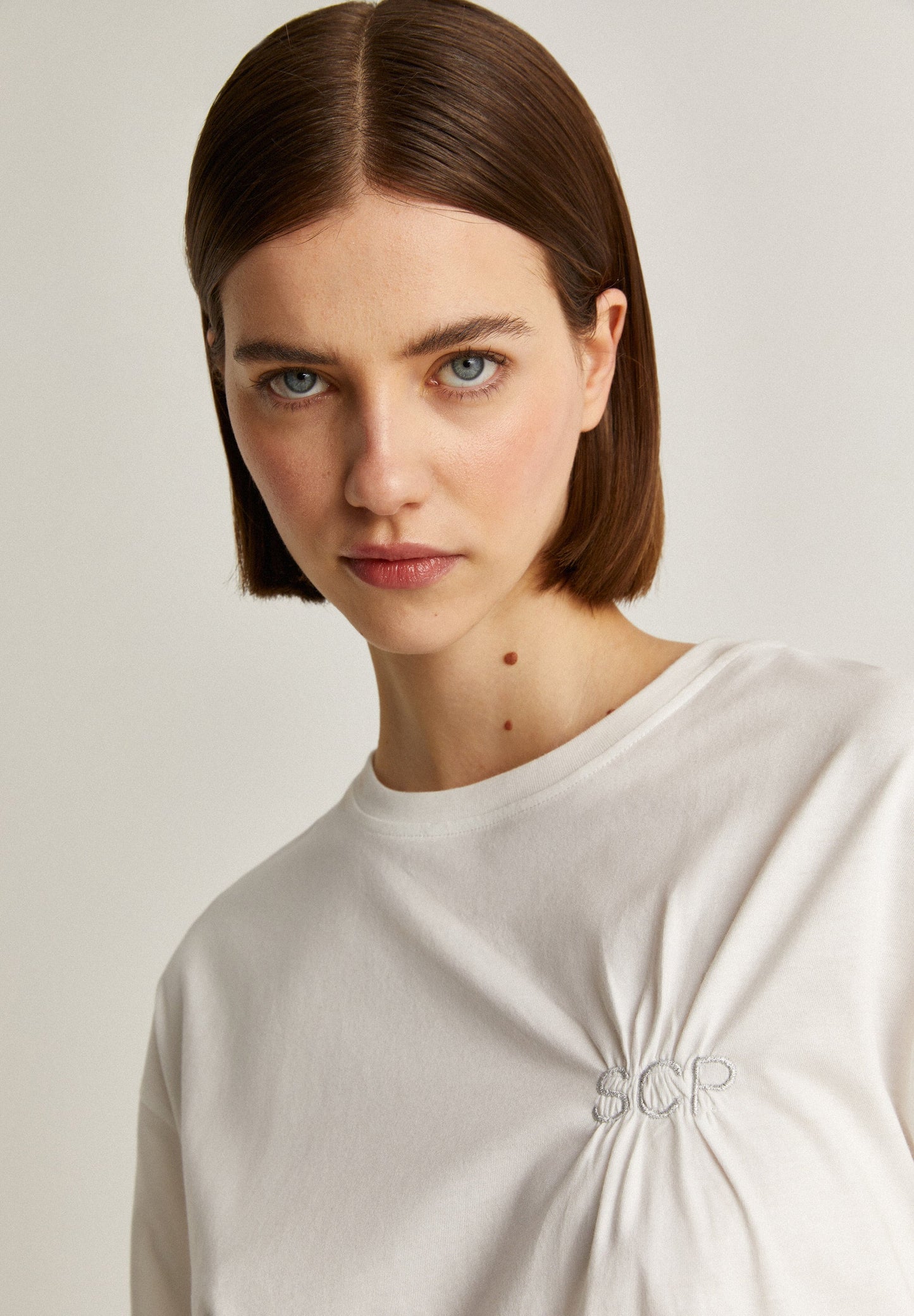 CAMISETA DETALLE FRUNCE LOGO BORDADO