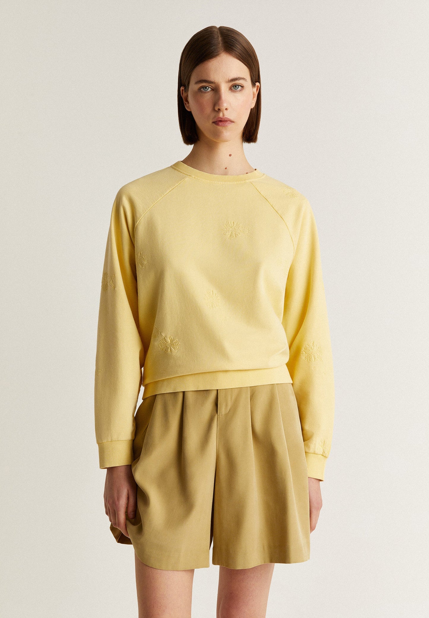 SUDADERA DETALLE PESPUNTES FLORES