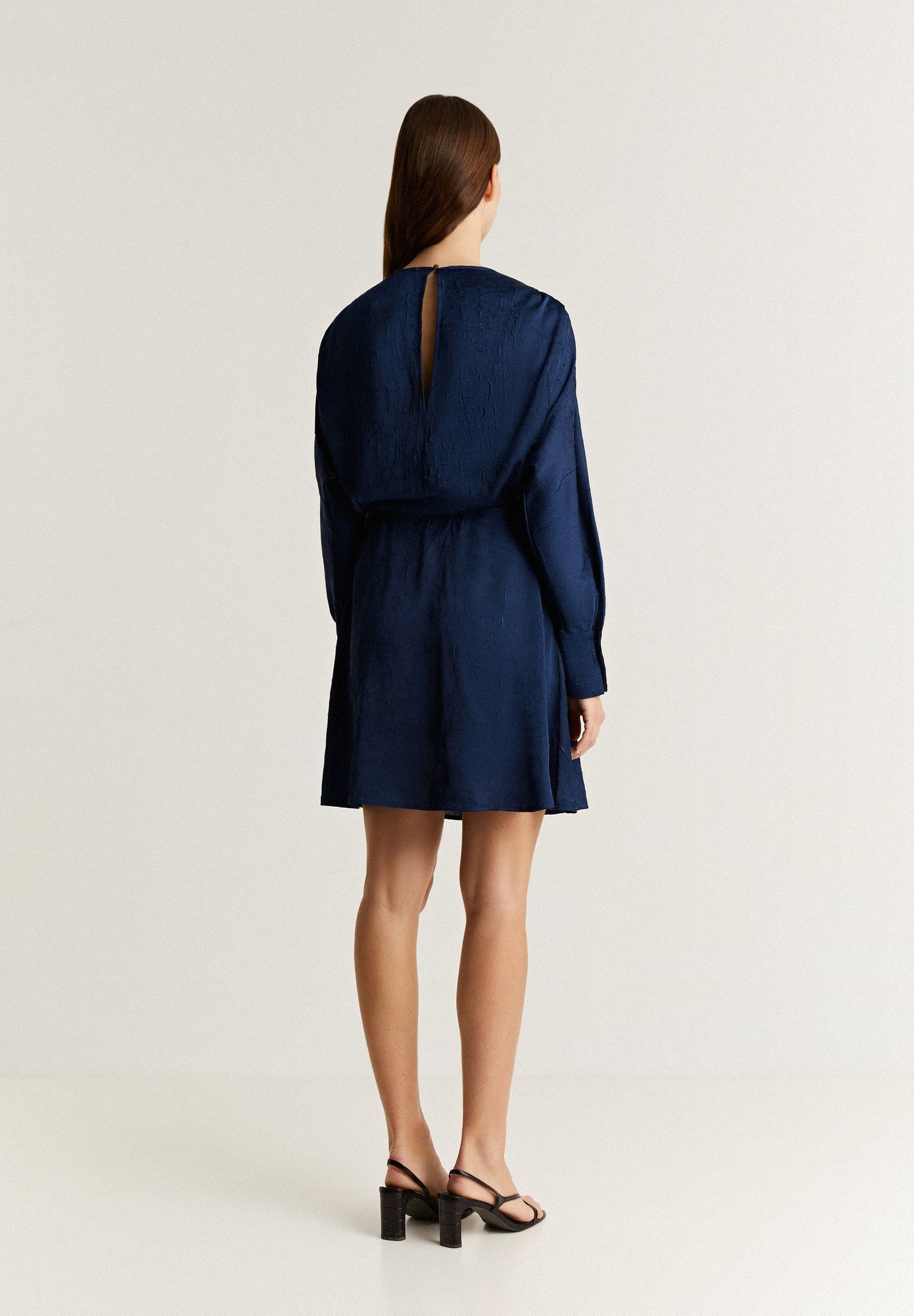 VESTIDO MINI SATINADO ARRUGADO