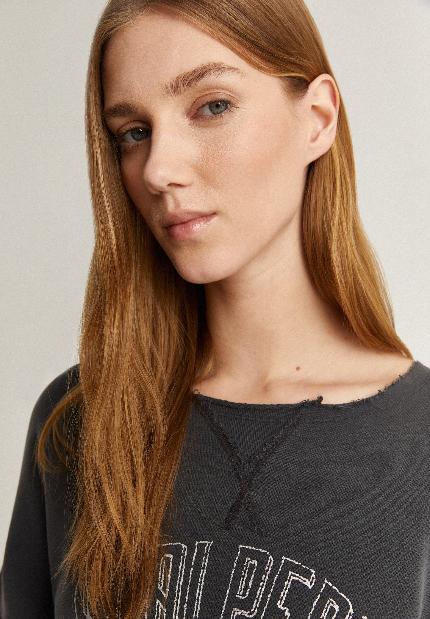 SUDADERA RIBETES DESHILACHADOS