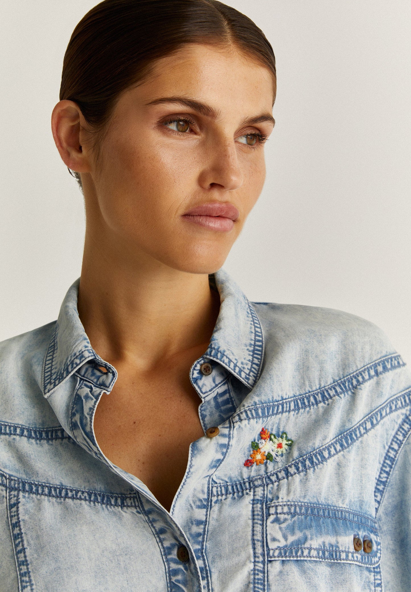 CAMISA DENIM DETALLES BORDADOS