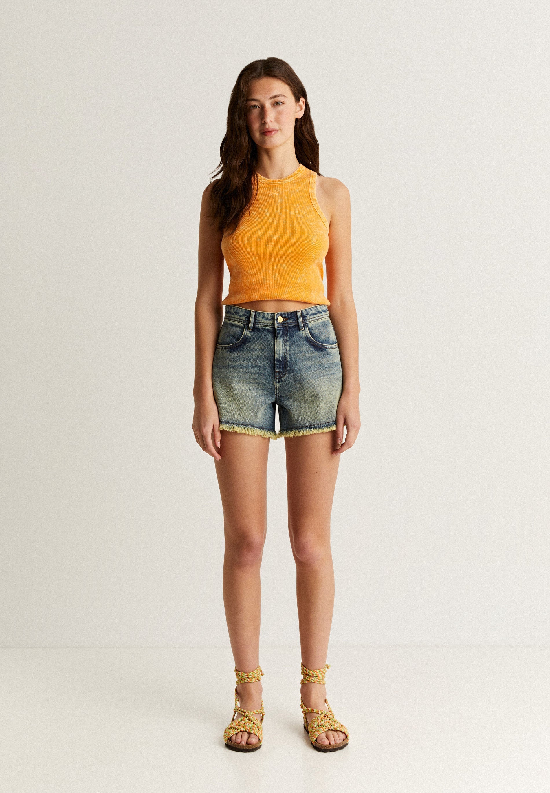 SHORTS DENIM BAJO DESFLECADO