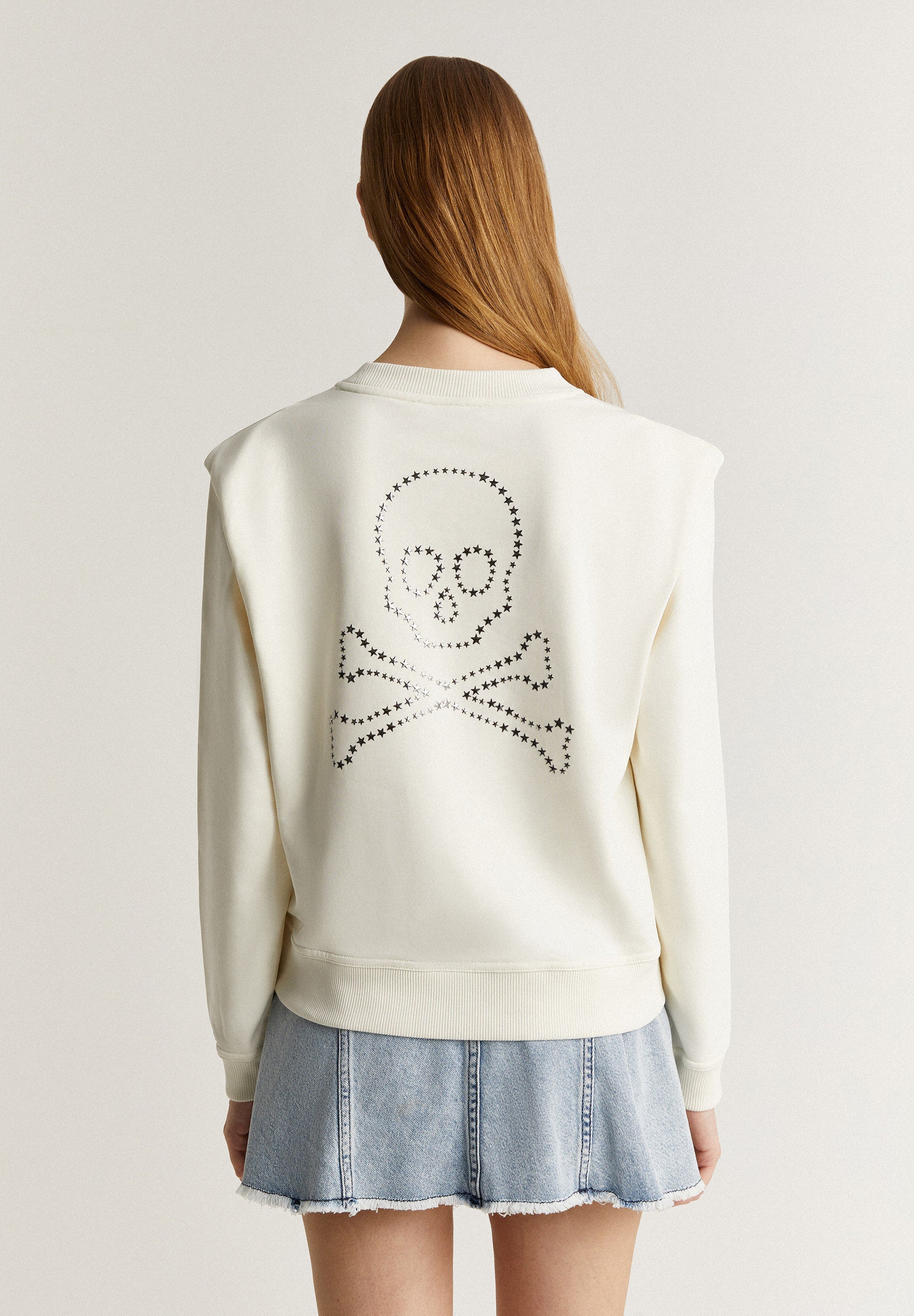 SUDADERA PLIEGUE HOMBRO CALAVERA TRASERA