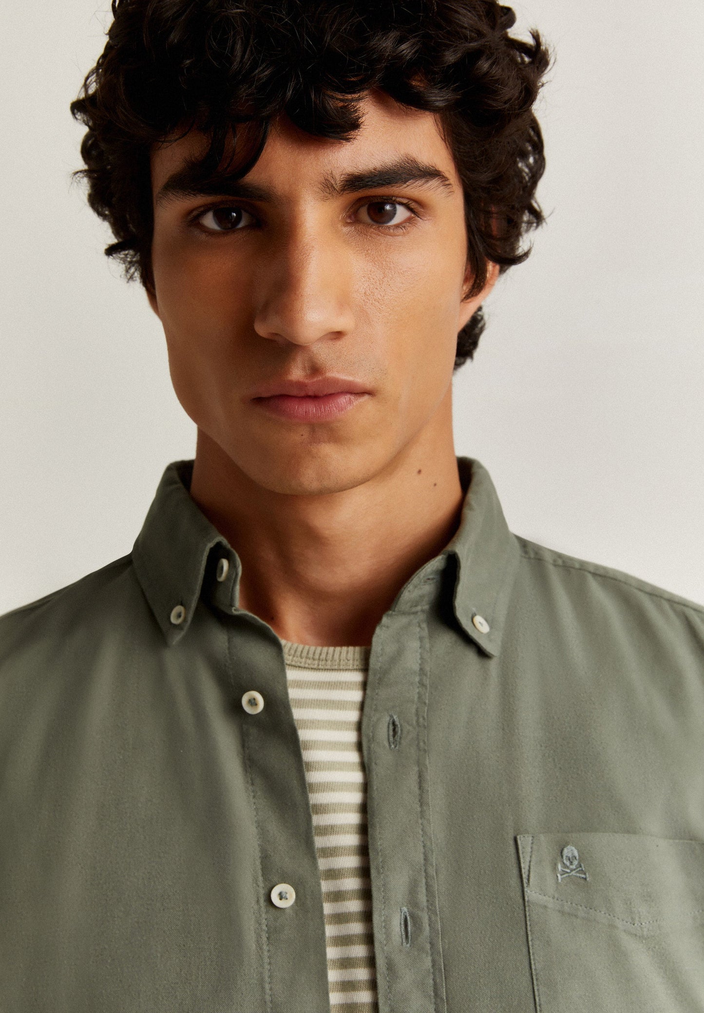 CAMISA CALAVERA CUELLO BOTONES
