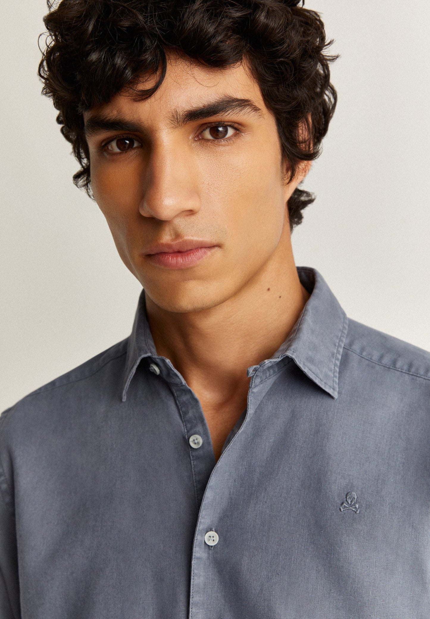 CAMISA POLERA CALAVERA BORDADA