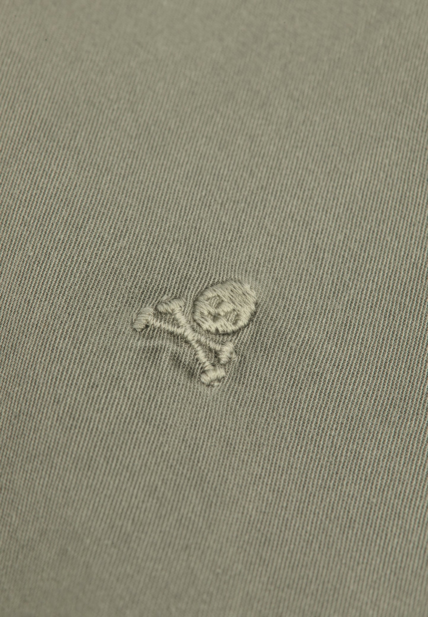 CAMISA CALAVERA BORDADA TONO