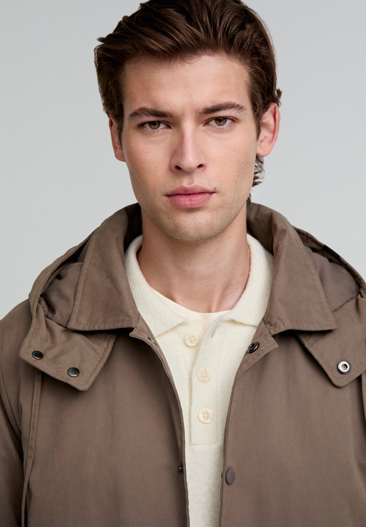 PARKA TIPO TRENCH CAPUCHA DESMONTABLE