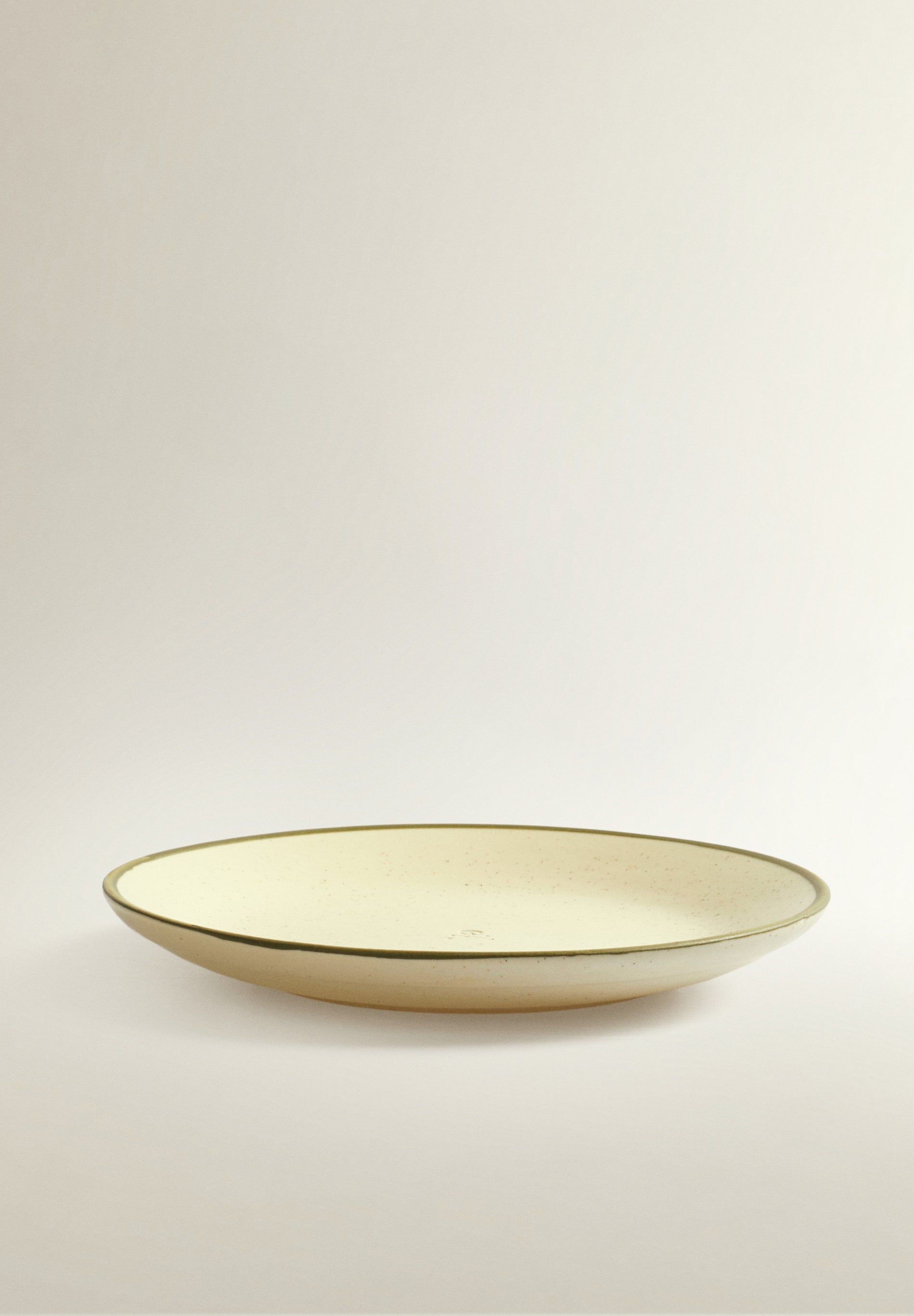 PLATO LLANO DETALLE CONTRASTE FILO