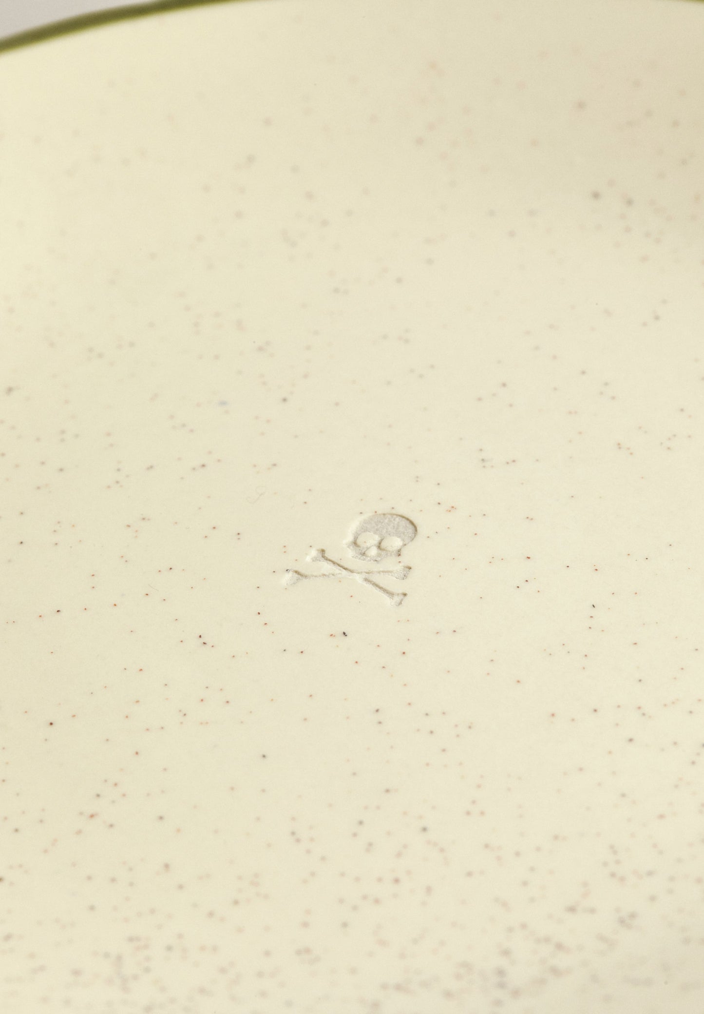 PLATO LLANO DETALLE CONTRASTE FILO