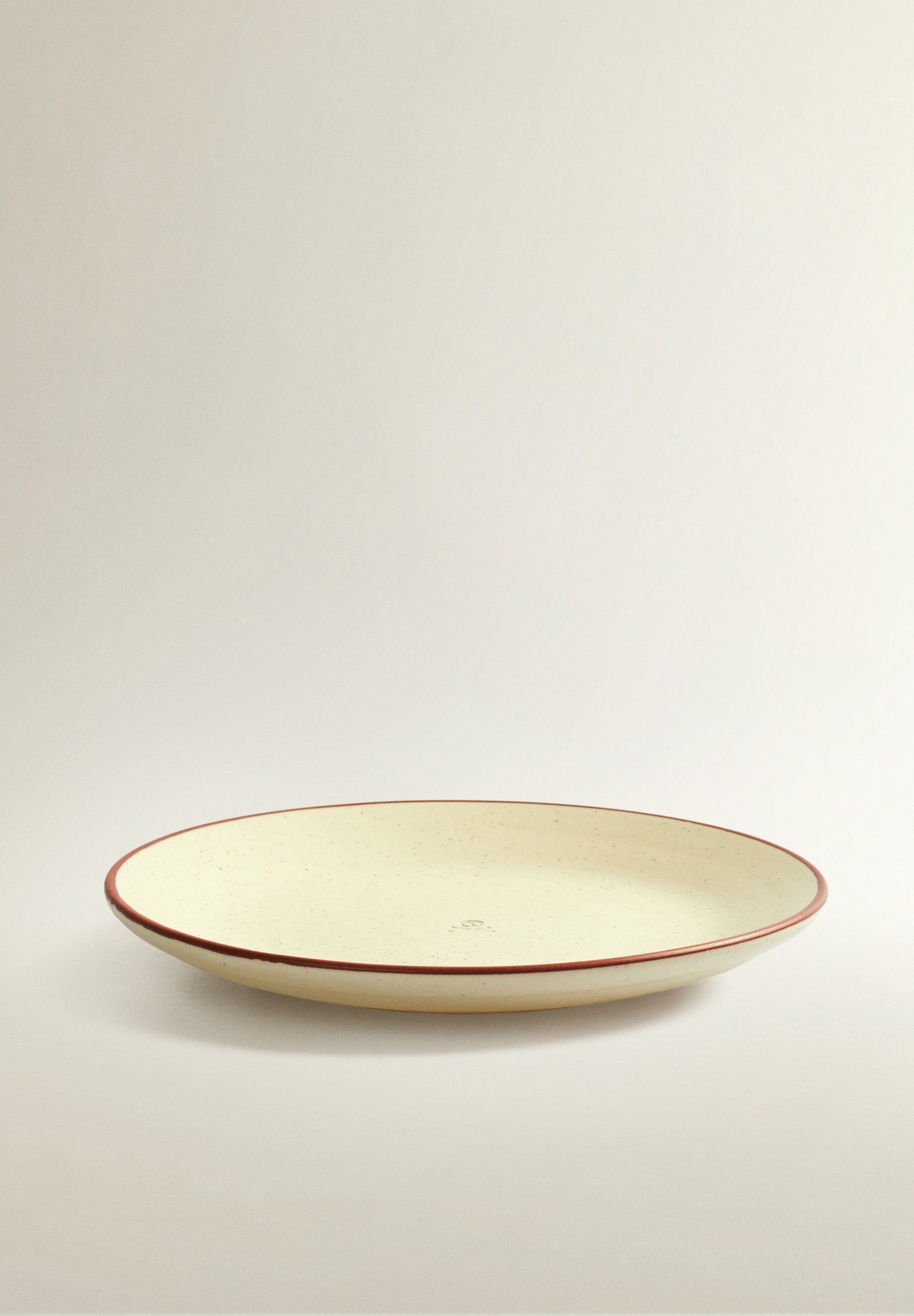 PLATO LLANO DETALLE CONTRASTE FILO