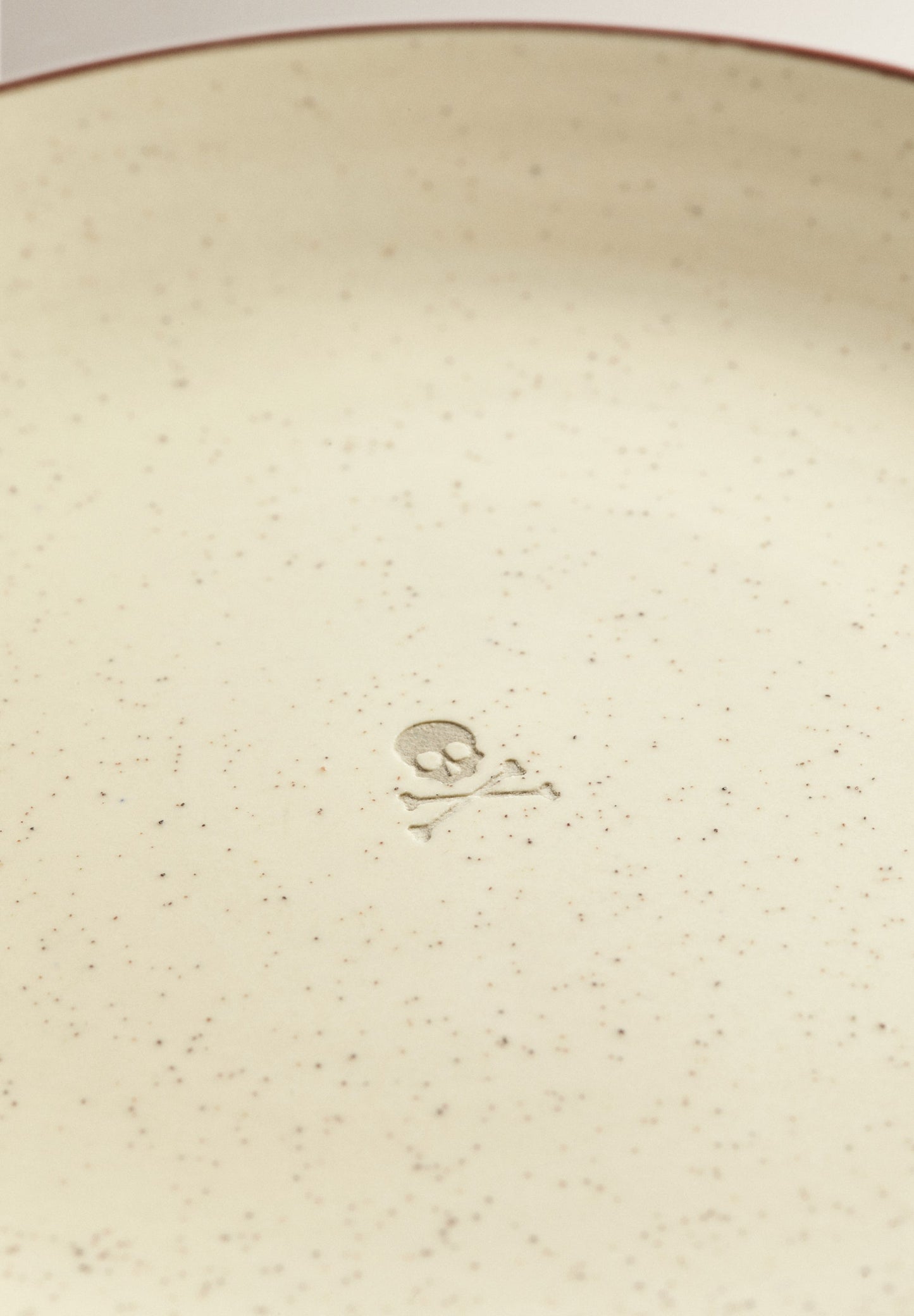 PLATO LLANO DETALLE CONTRASTE FILO