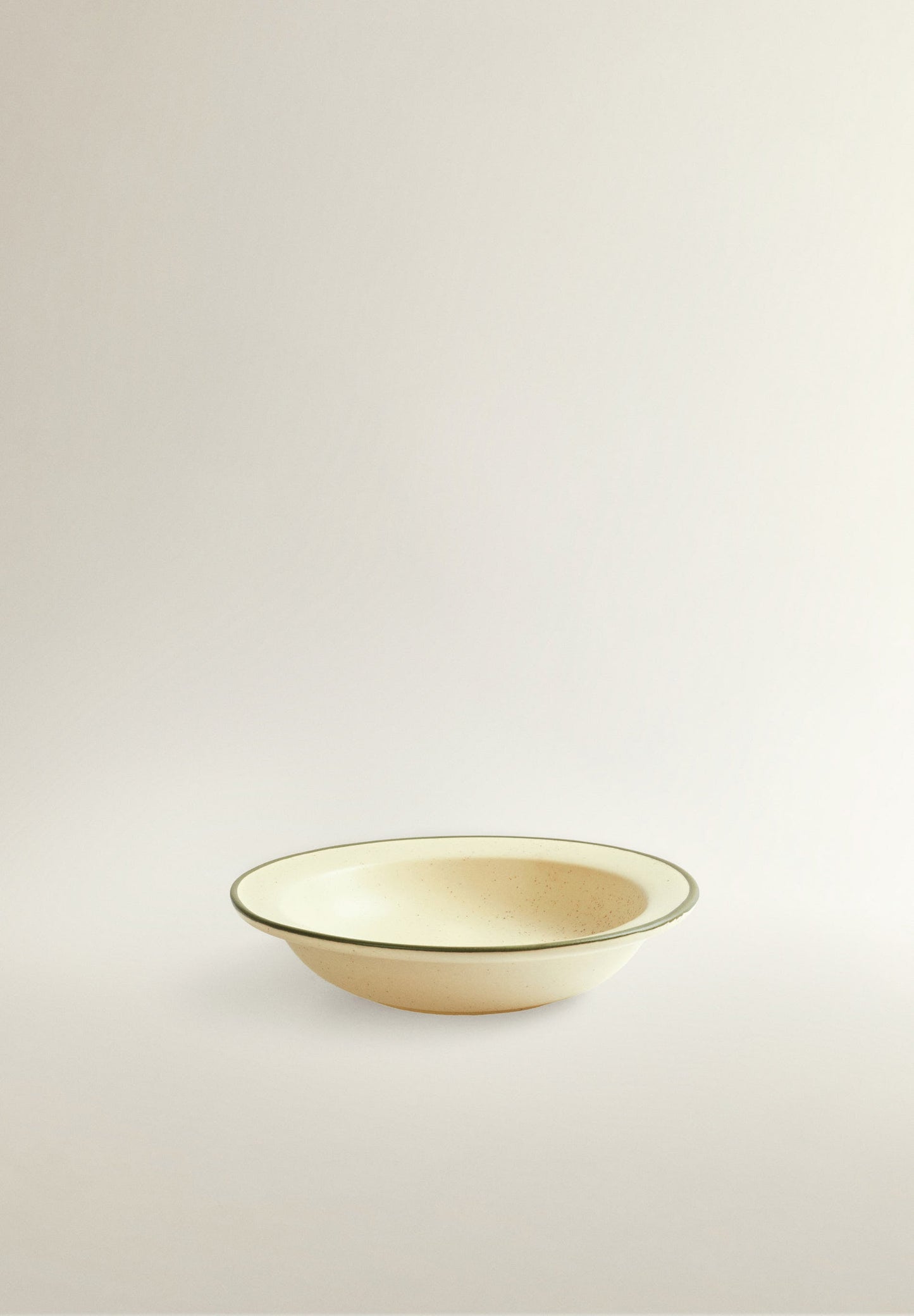 PLATO HONDO DETALLE CONTRASTE FILO