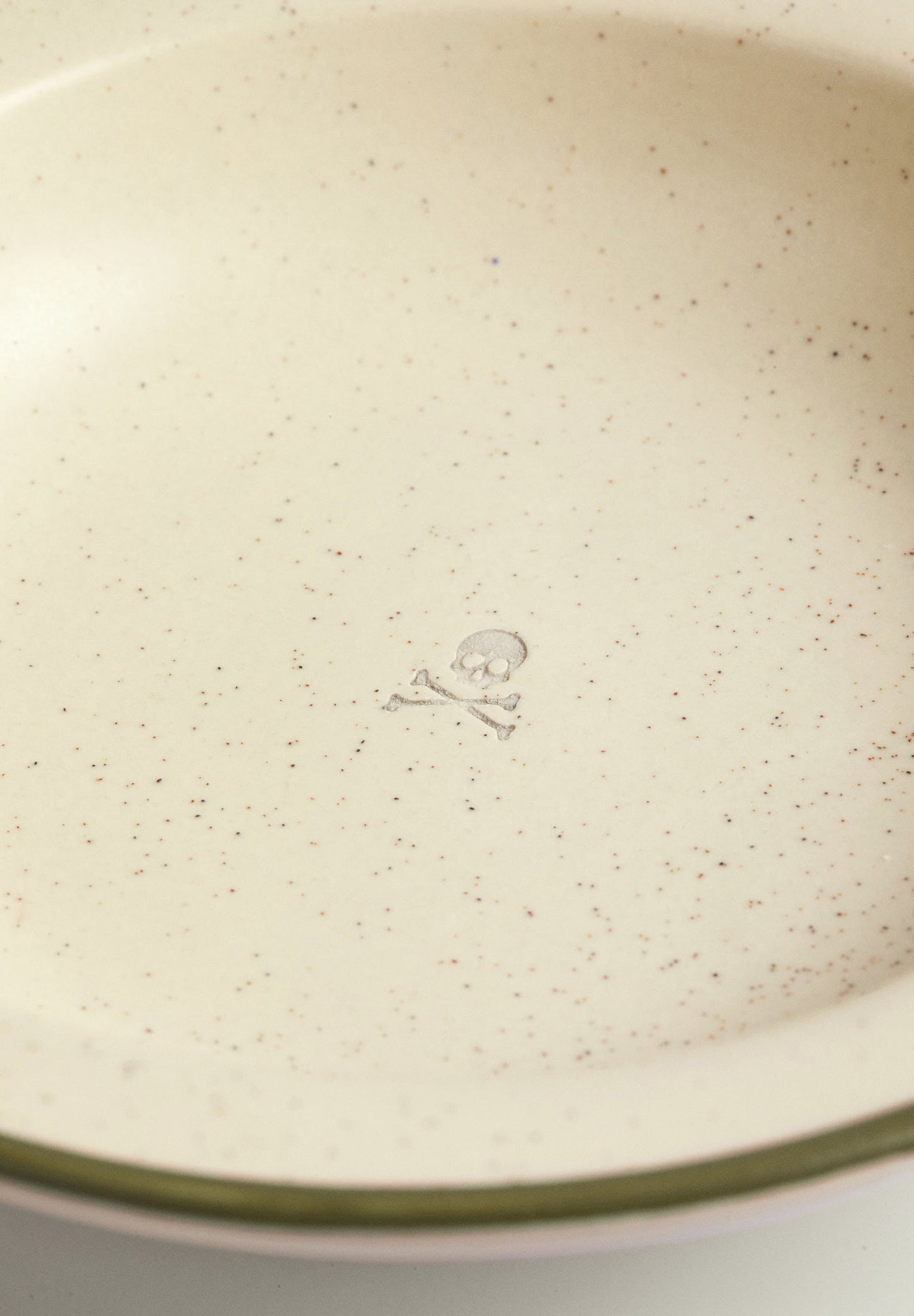 PLATO HONDO DETALLE CONTRASTE FILO