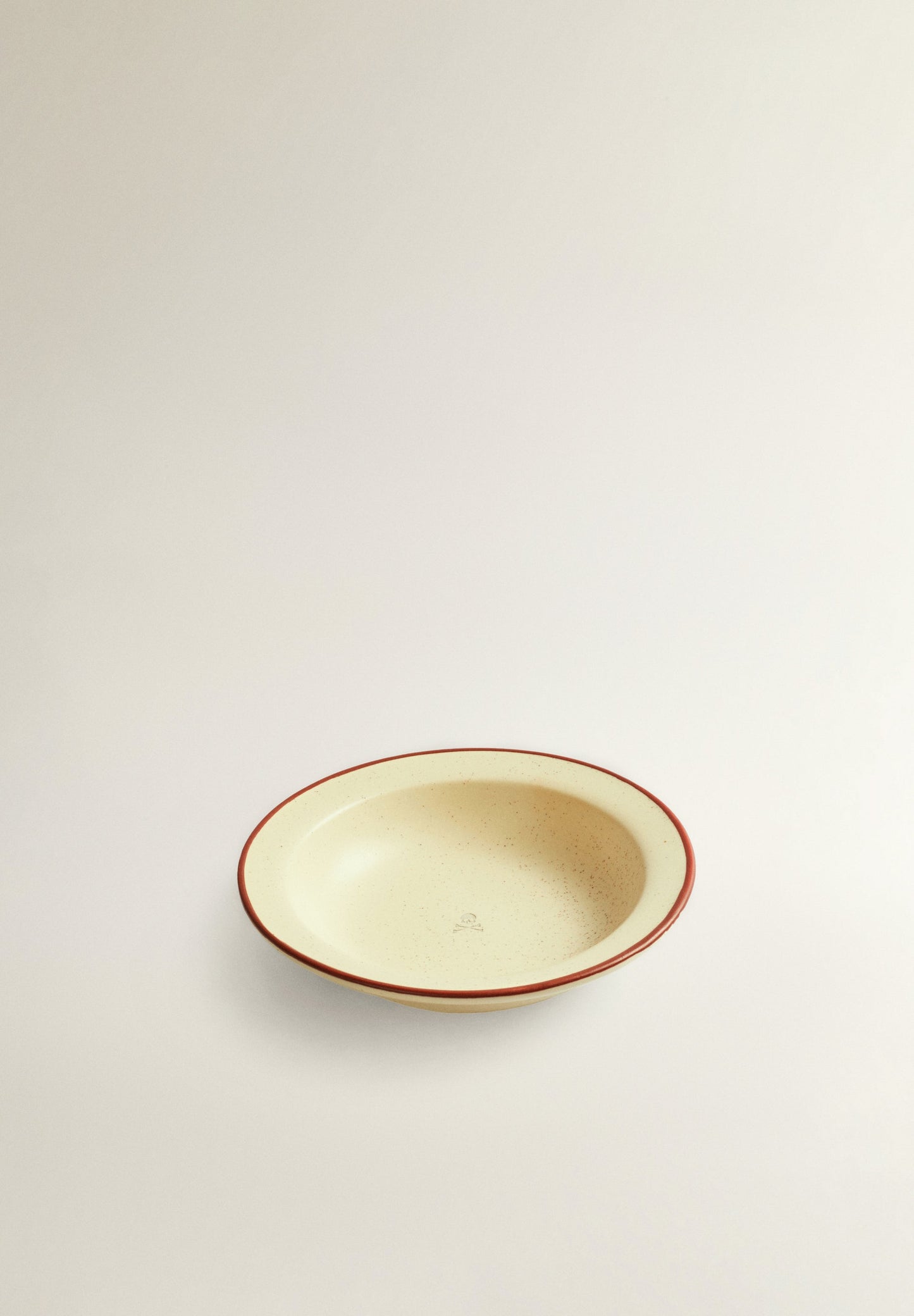 PLATO HONDO DETALLE CONTRASTE FILO