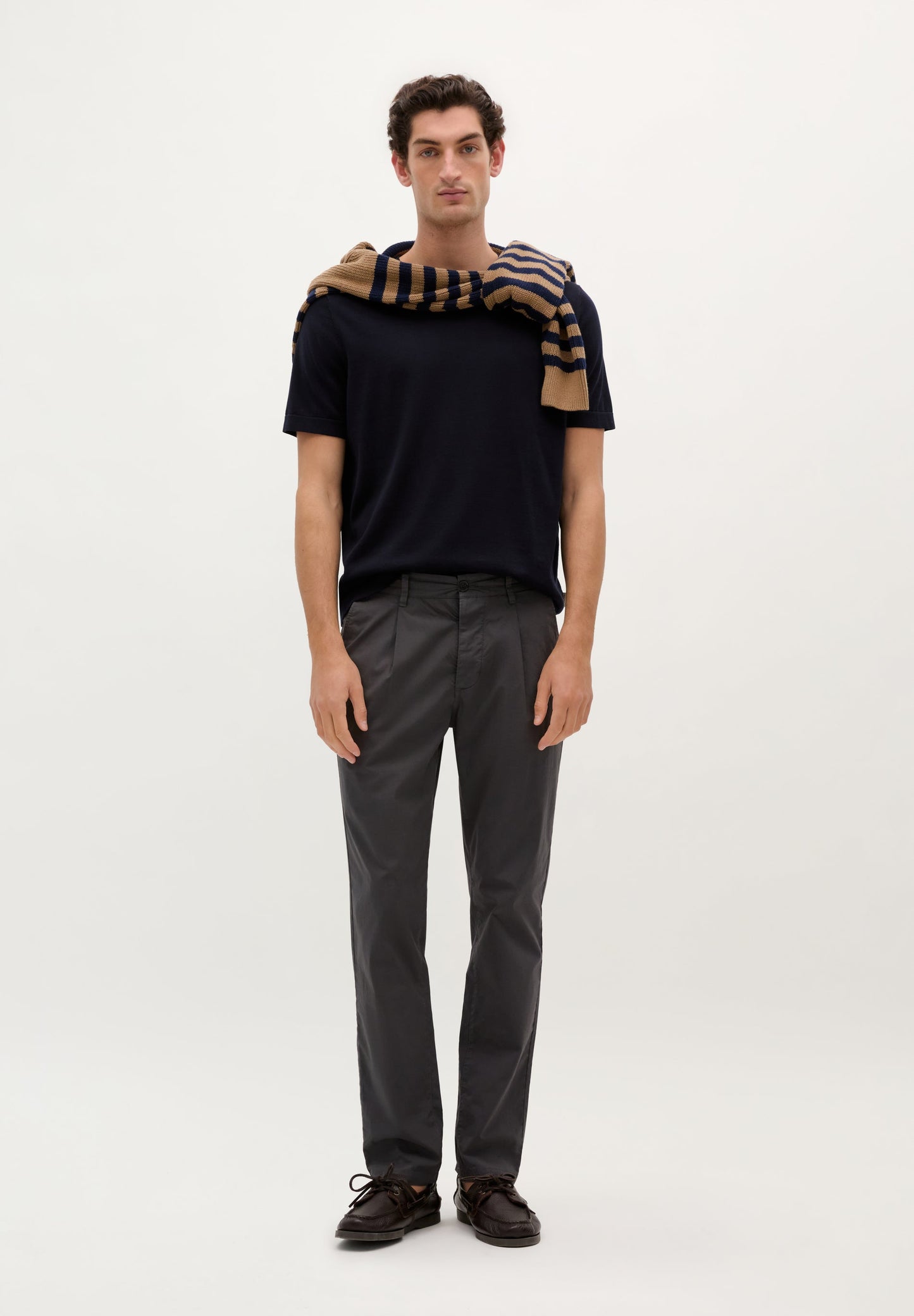 PANTALÓN CHINO PLIEGUES