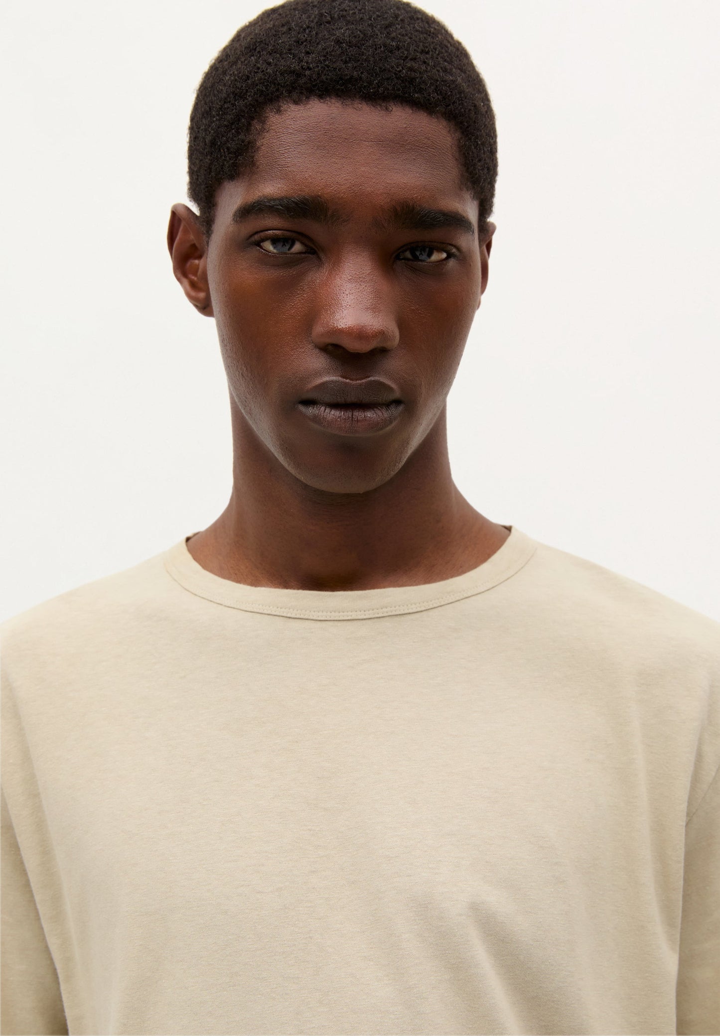 CAMISETA LISA BÁSICA ALGODÓN