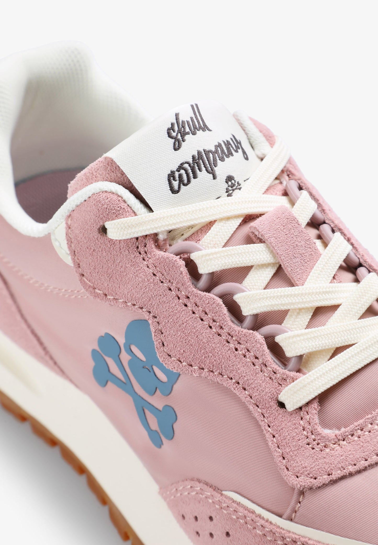 SNEAKERS CALAVERA SUELA PRONUNCIADA