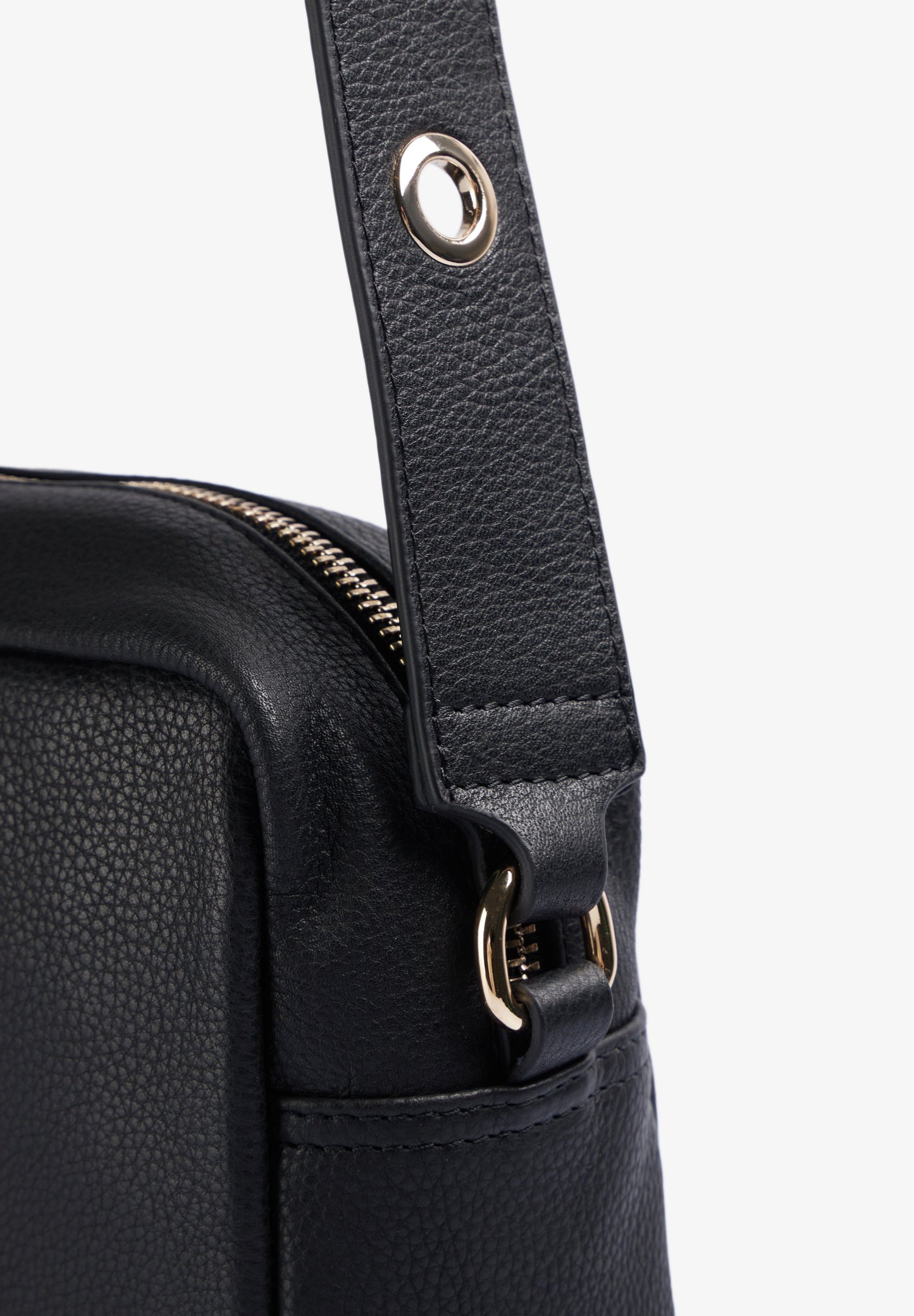 BOLSO BANDOLERA TACHUELAS