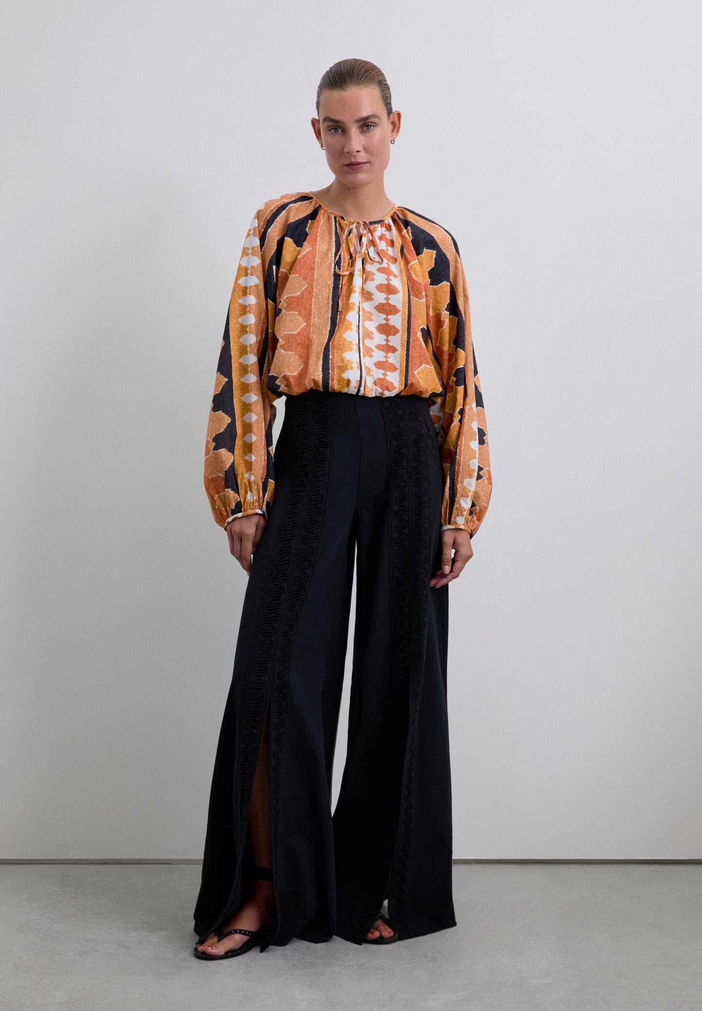 PANTALÓN ABERTURAS BORDADOS