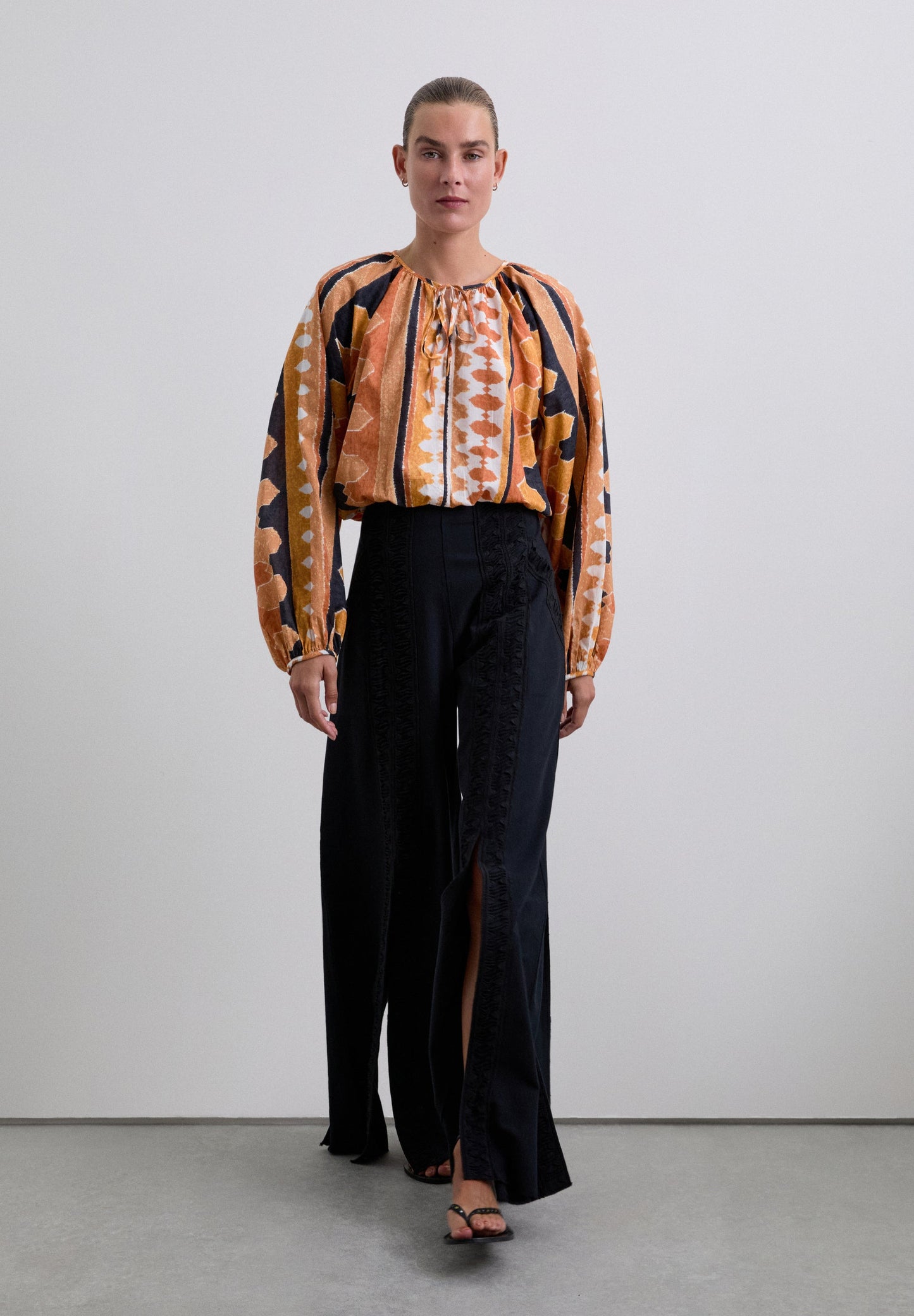 PANTALÓN ABERTURAS BORDADOS