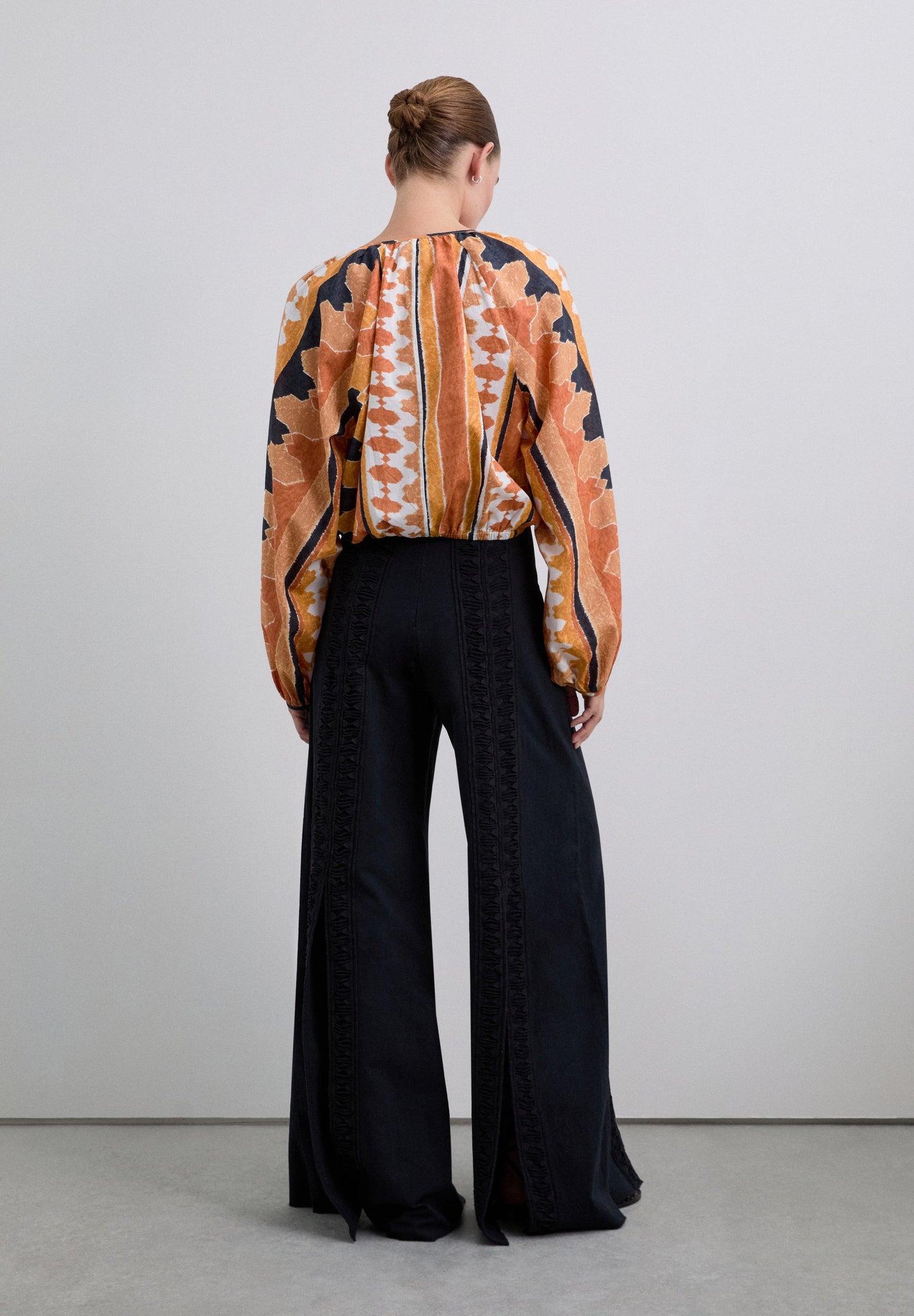 PANTALÓN ABERTURAS BORDADOS