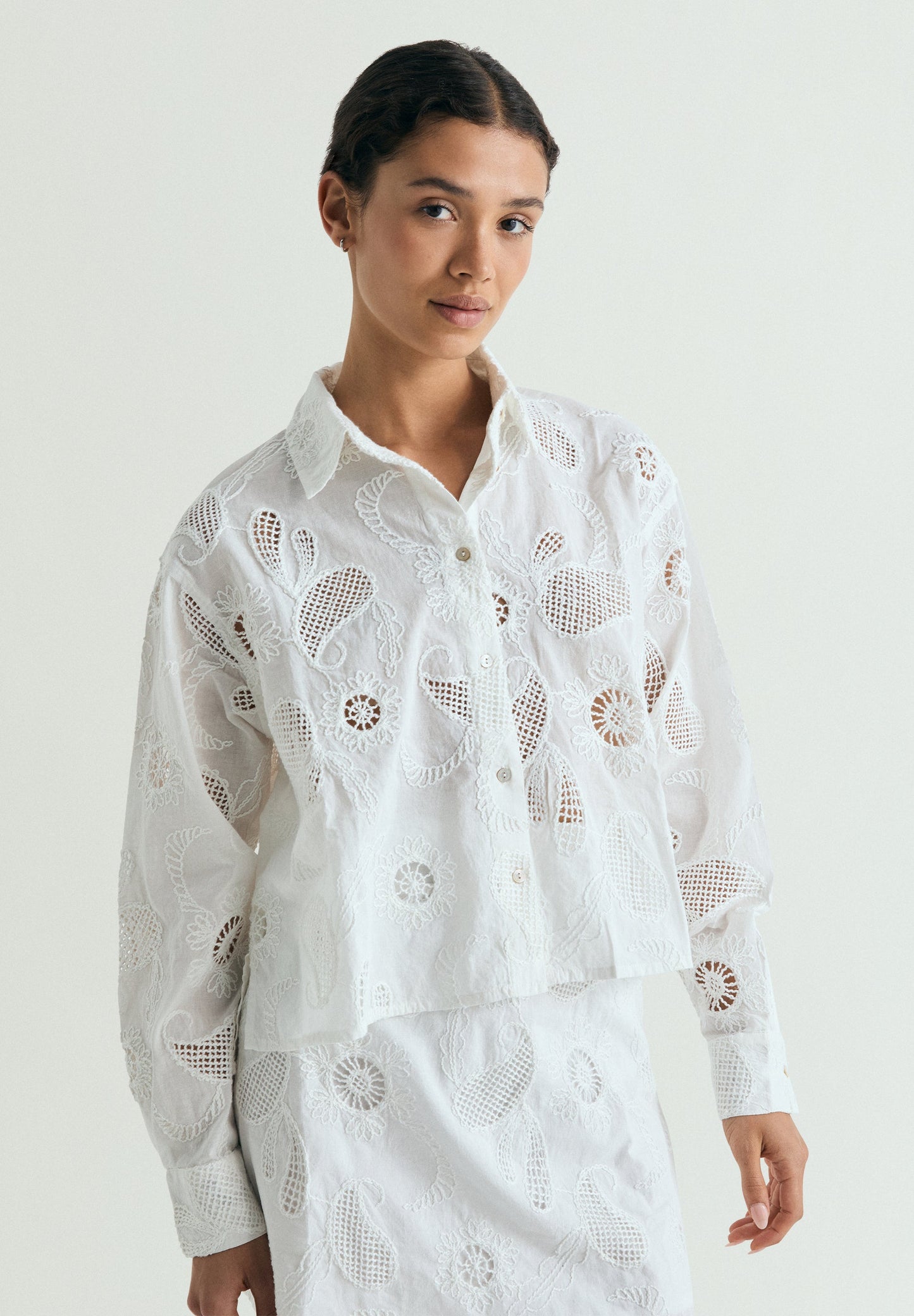 CAMISA BORDADOS PERFORADA