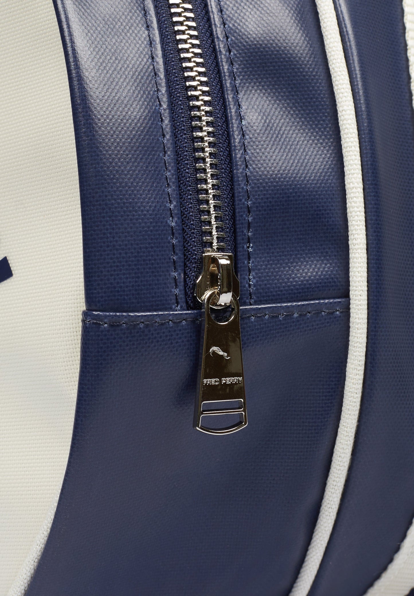 FRED PERRY | BOLSA CLASSIC BARREL L7255