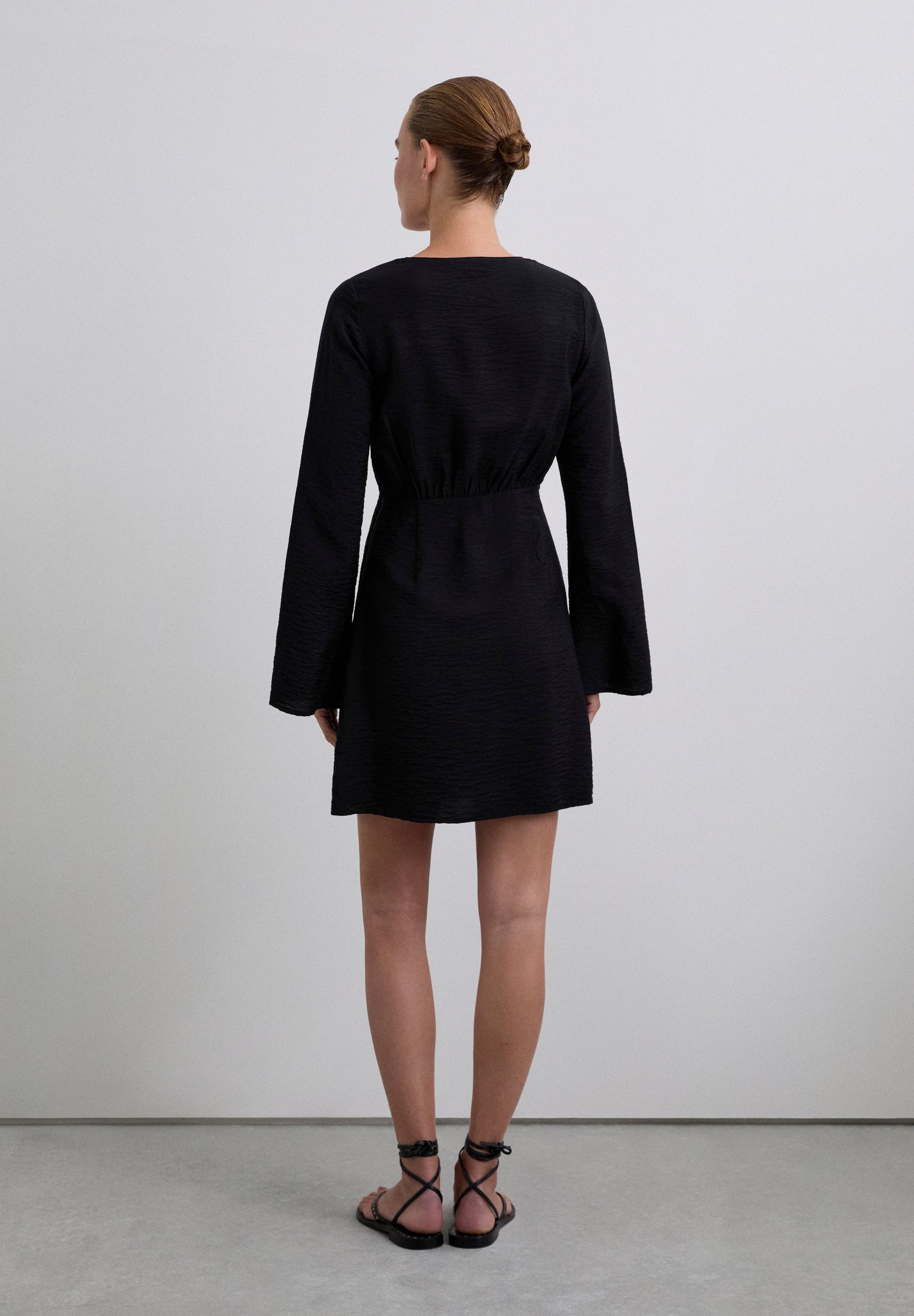 VESTIDO MINI DETALLE NUDO