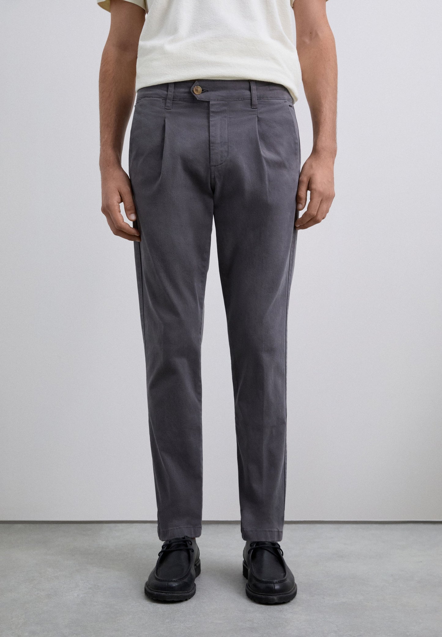 PANTALÓN CHINO PINZAS