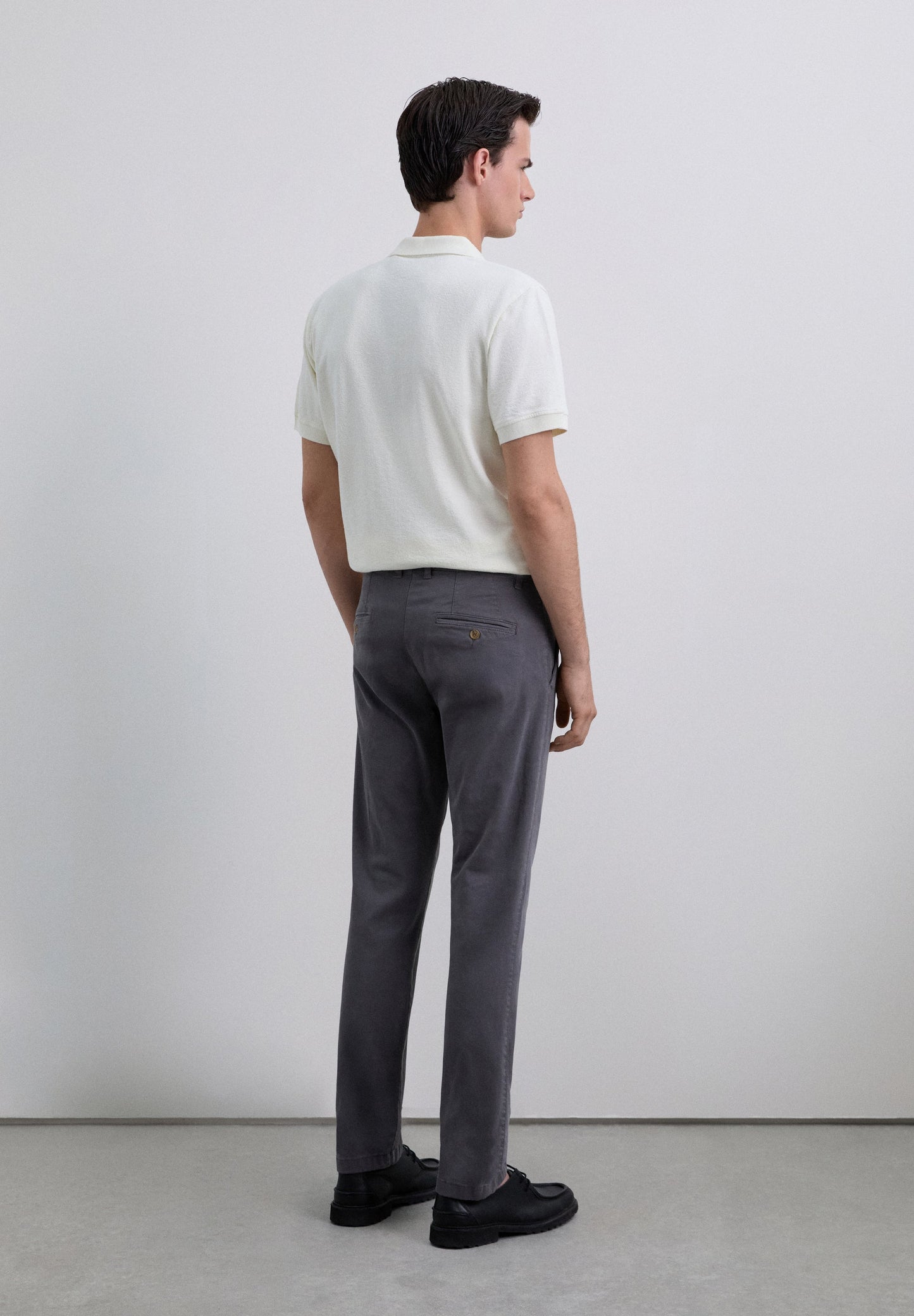 PANTALÓN CHINO PINZAS