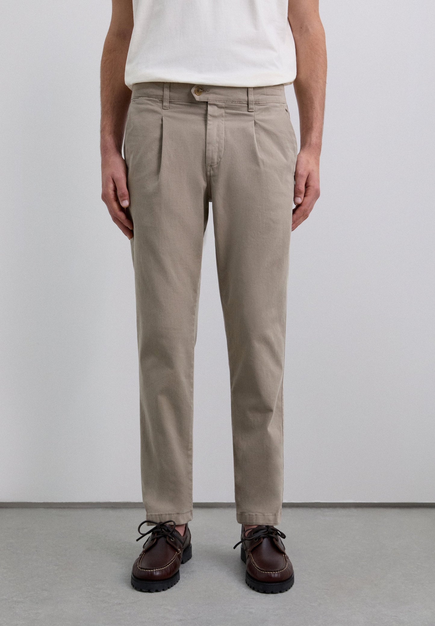 PANTALÓN CHINO PINZAS