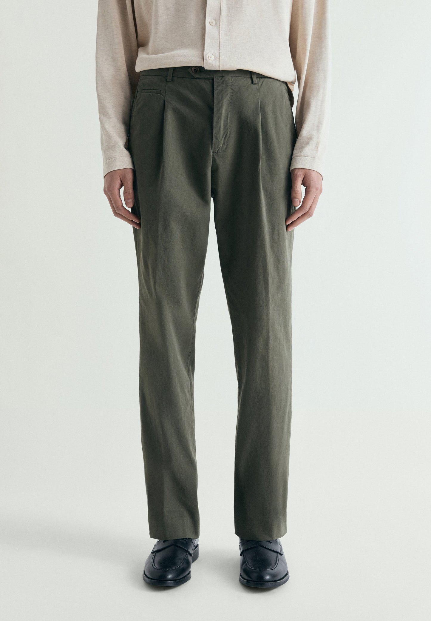 PANTALÓN CHINO PINZAS