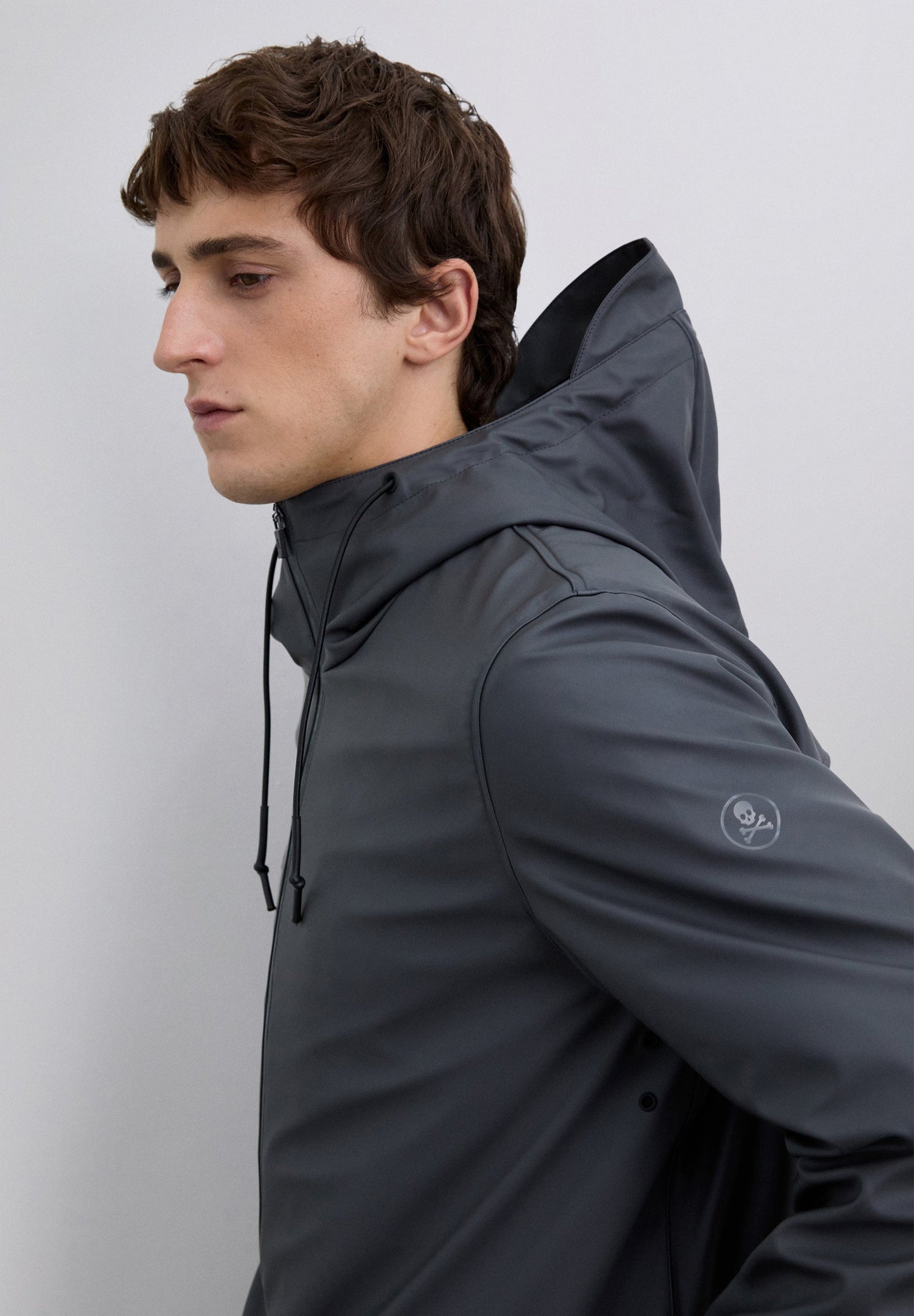 CHAQUETA IMPERMEABLE LOGO