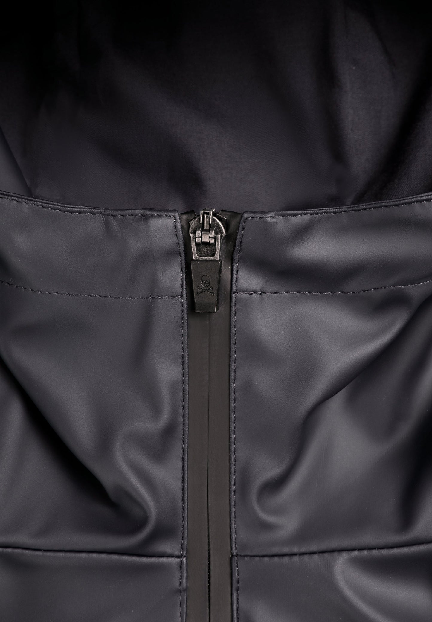 ABRIGO IMPERMEABLE LOGO