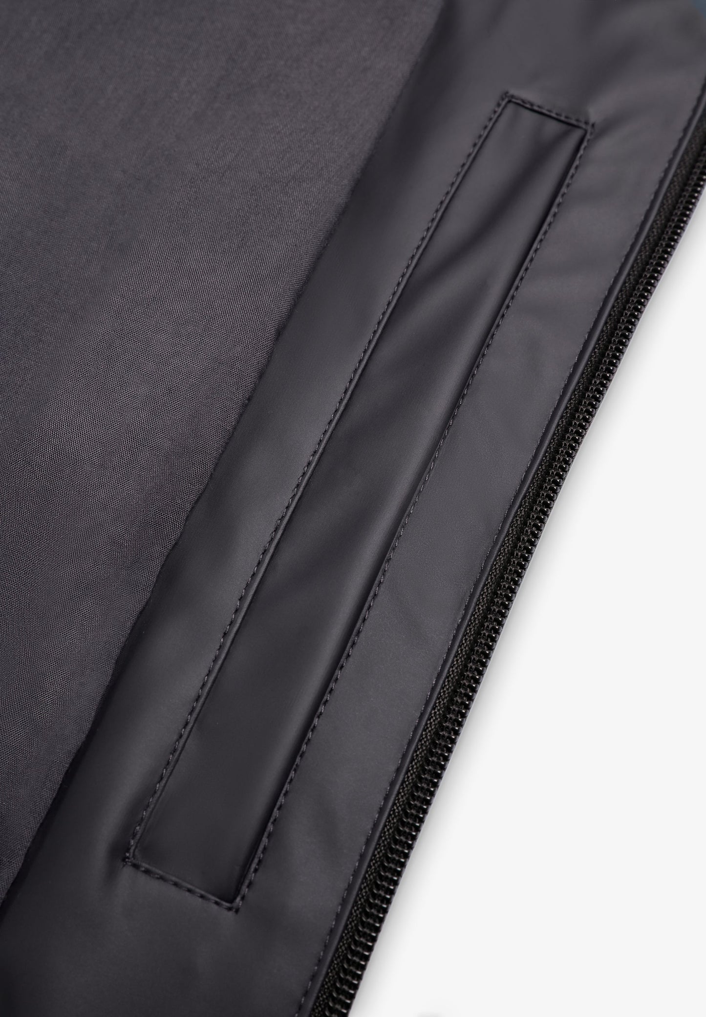 ABRIGO IMPERMEABLE LOGO