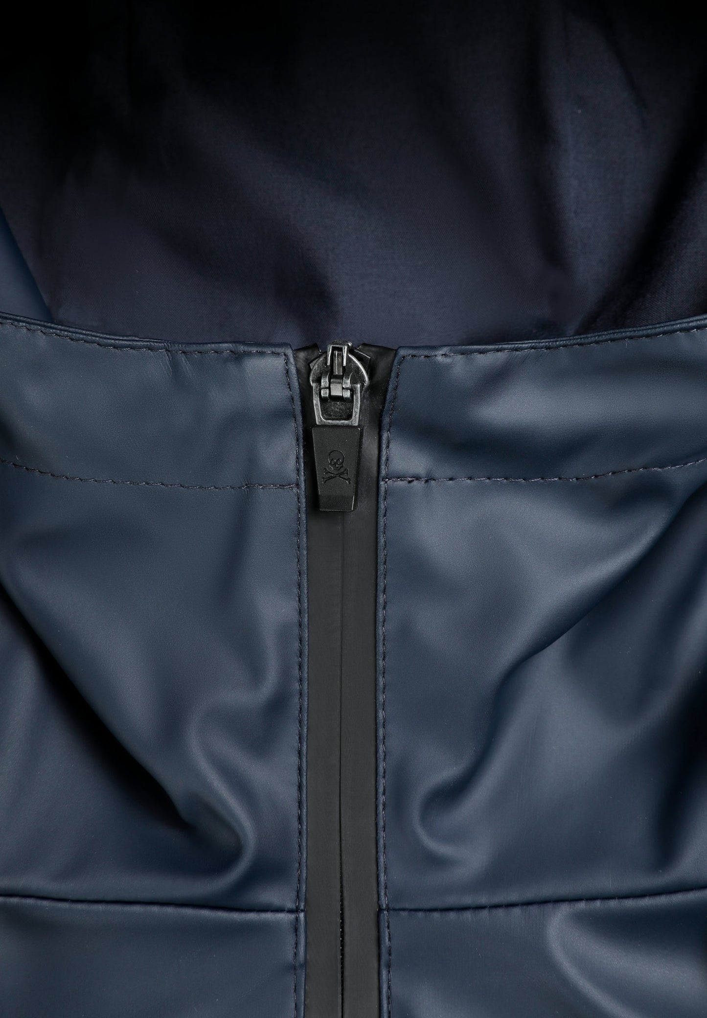 ABRIGO IMPERMEABLE LOGO