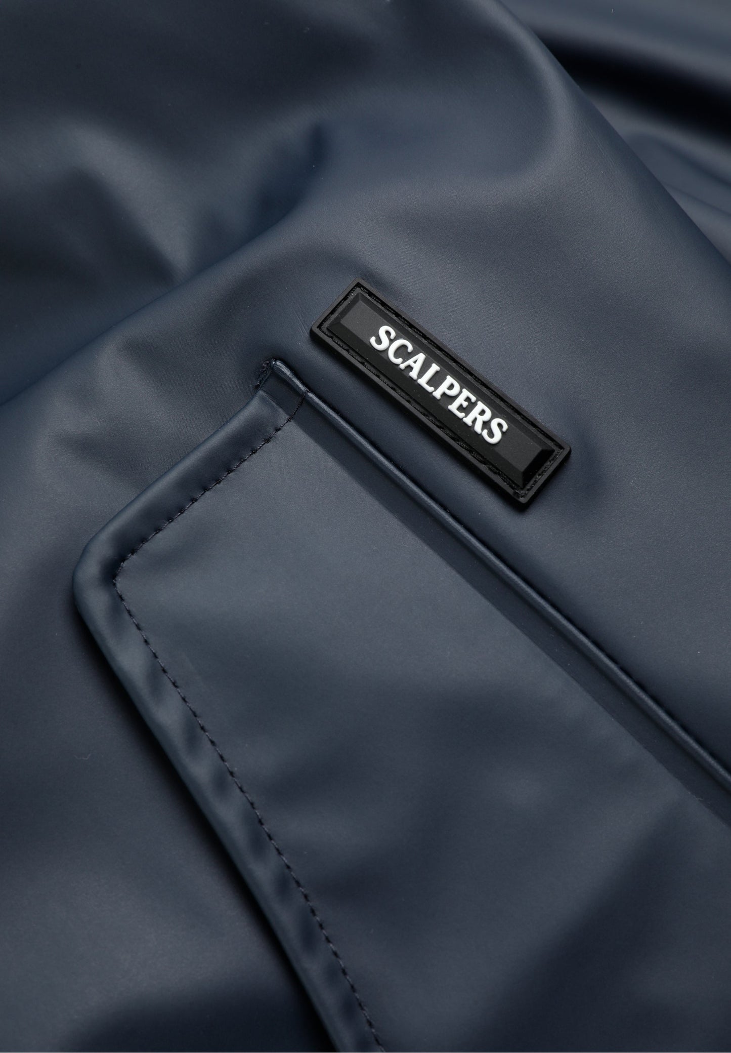 ABRIGO IMPERMEABLE LOGO