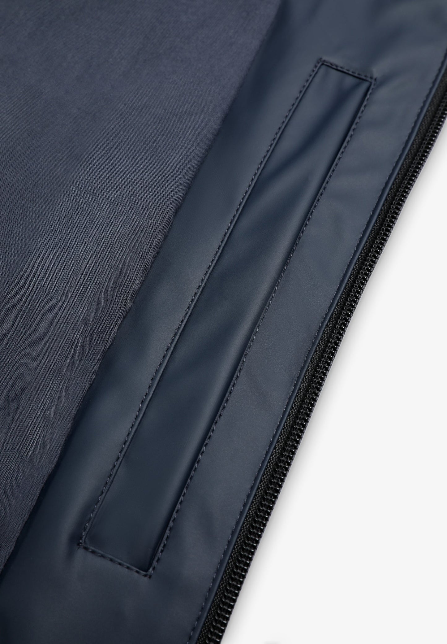 ABRIGO IMPERMEABLE LOGO