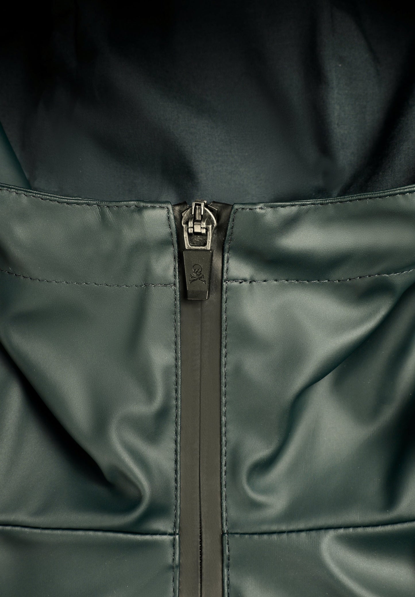 ABRIGO IMPERMEABLE LOGO