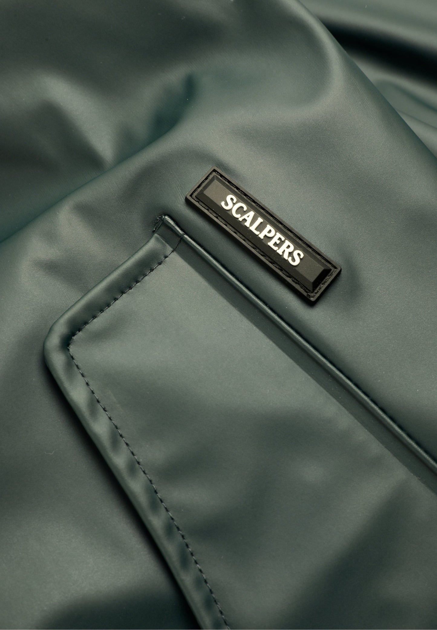 ABRIGO IMPERMEABLE LOGO