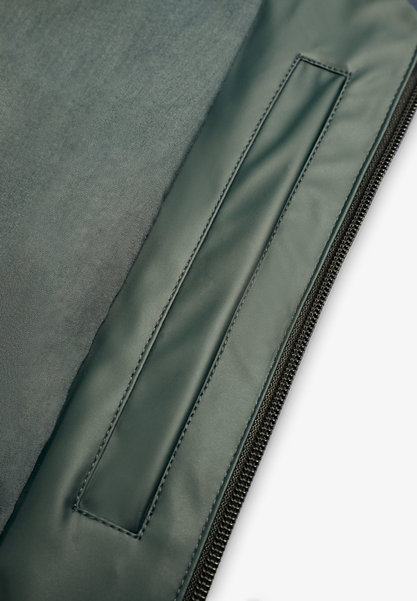 ABRIGO IMPERMEABLE LOGO