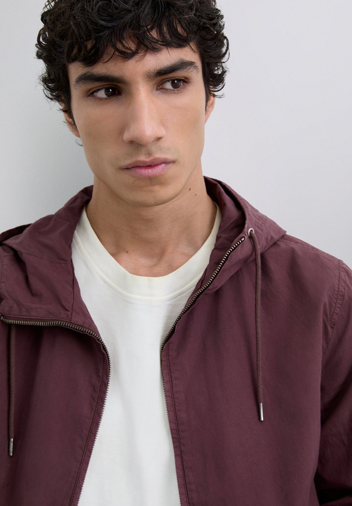 CHAQUETA LIGERA CAPUCHA