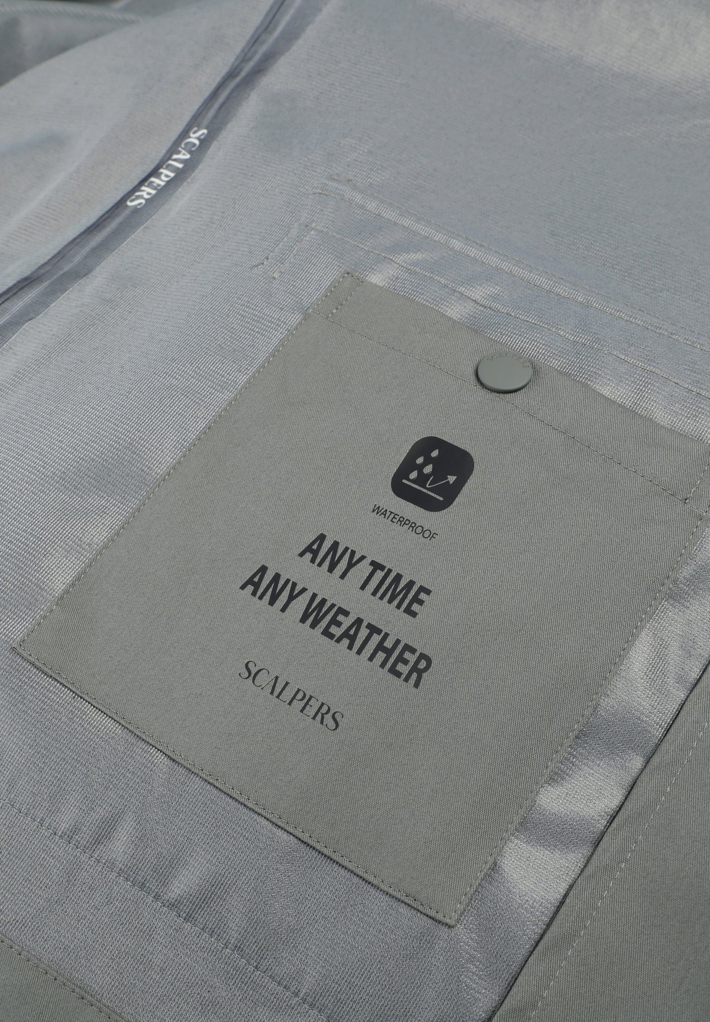 CHAQUETA IMPERMEABLE LOGO