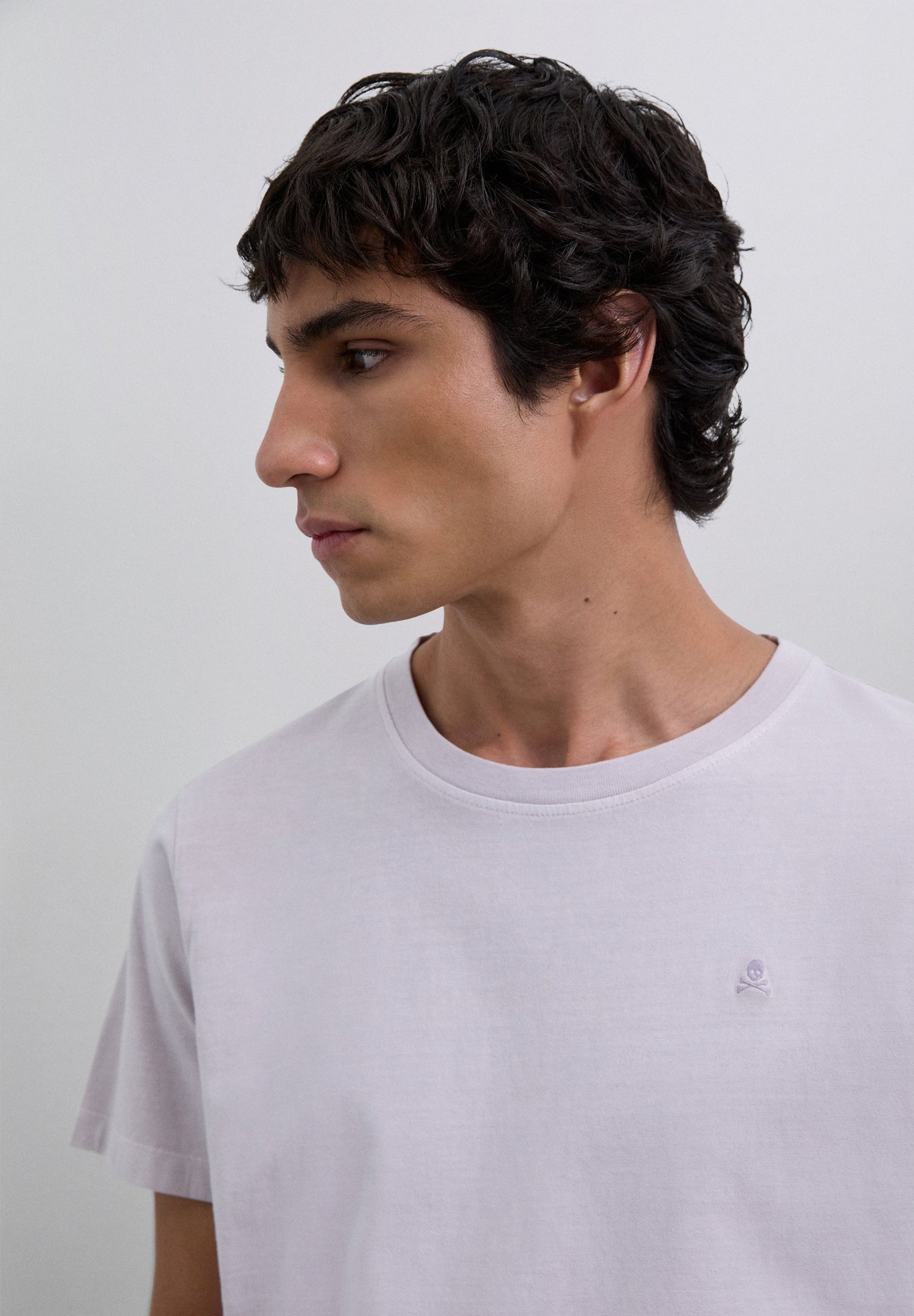 CAMISETA CALAVERA BORDADA TONO